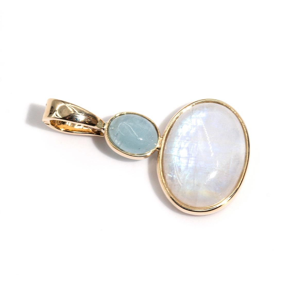 9 Carat Yellow Gold Oval Moonstone and Chalcedony Cabochon Vintage Pendant In Good Condition In Hamilton, AU