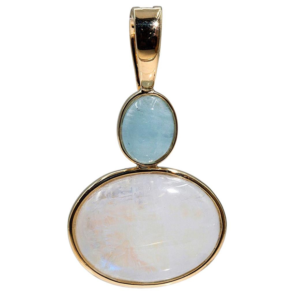 9 Carat Yellow Gold Oval Moonstone and Chalcedony Cabochon Vintage Pendant