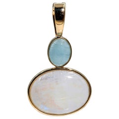 9 Carat Yellow Gold Oval Moonstone and Chalcedony Cabochon Vintage Pendant