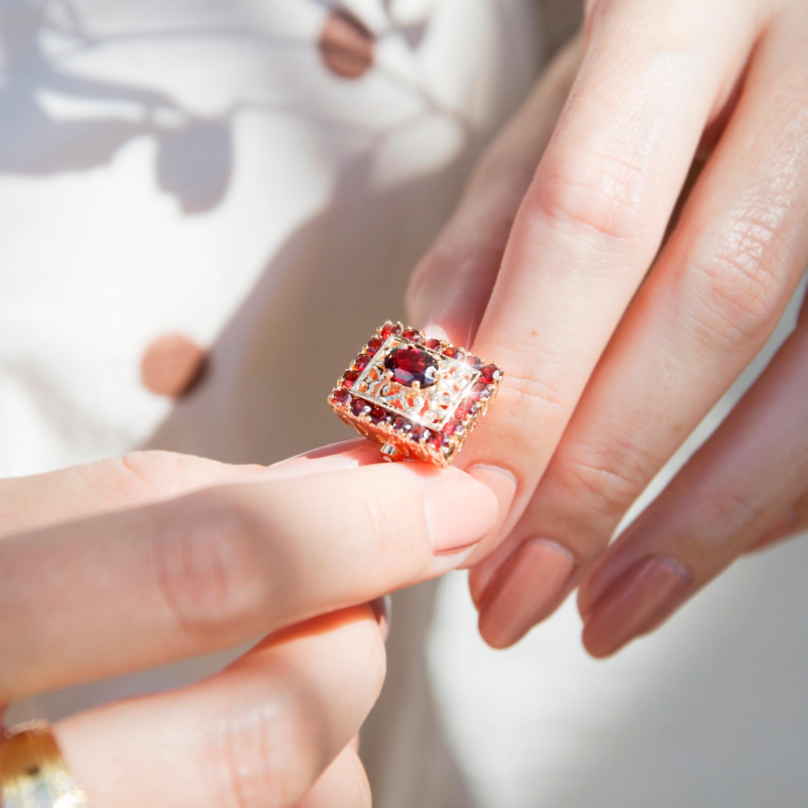 9 Carat Yellow Gold Vintage Filigree Style Red Garnet Cocktail Ring In Good Condition In Hamilton, AU