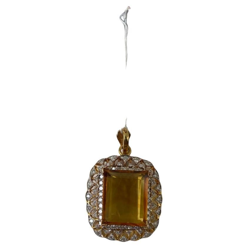 Rayonnant d'une élégance intemporelle, ce saphir jaune de 9 carats taillé en émeraude attire l'attention par sa riche teinte dorée, symbole de prospérité et de sagesse. Le saphir est entouré d'un éblouissant halo de diamants de 1,12 carat,