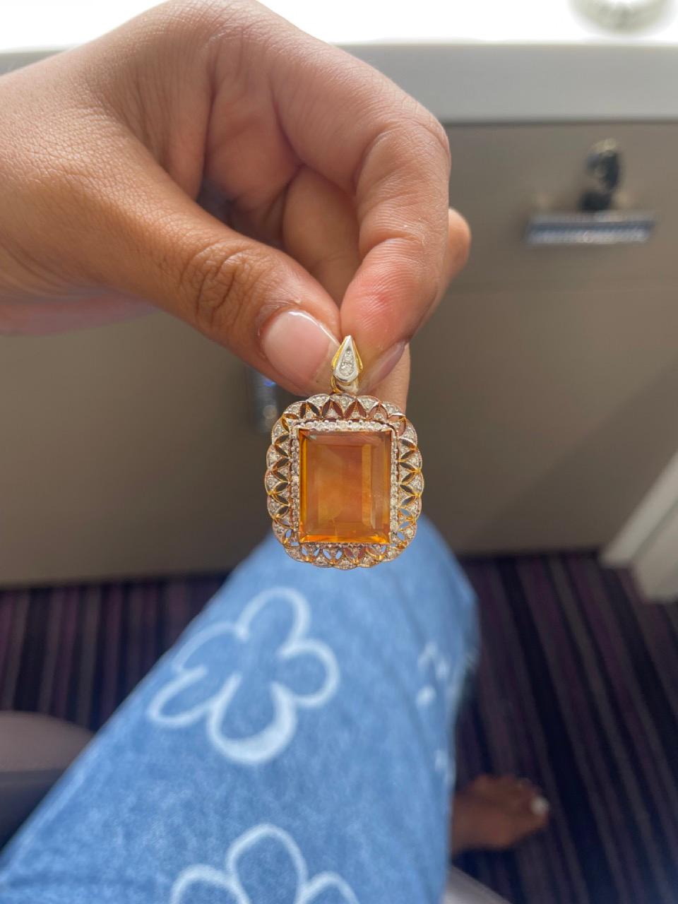 Taille émeraude Pendentif saphir jaune 9 carats et diamant en vente