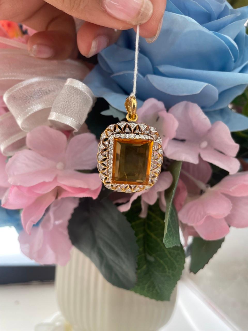 Pendentif saphir jaune 9 carats et diamant Excellent état - En vente à Hong Kong, HK