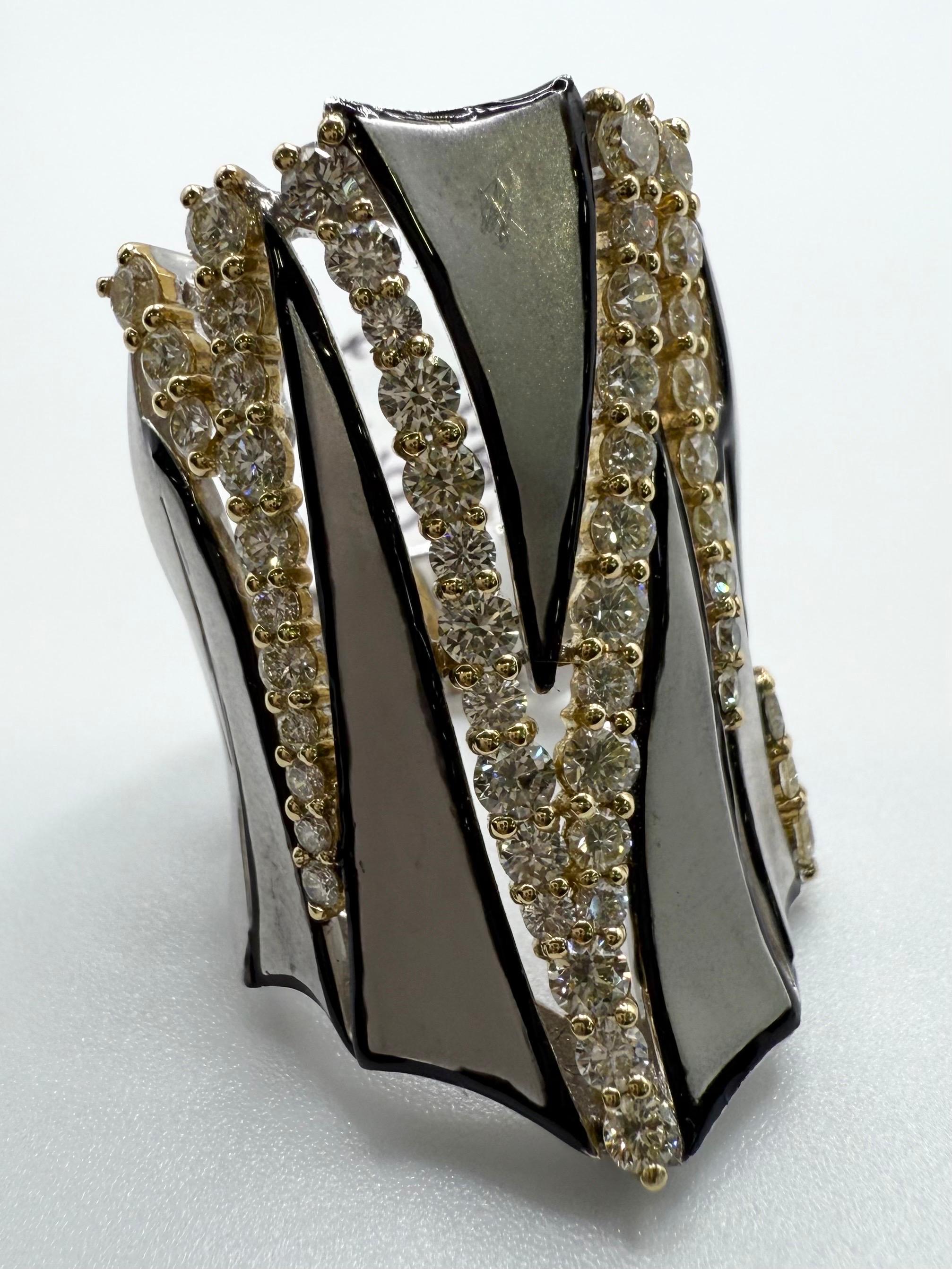 L'anello con diamante unico mi ricorda il teatro o il joker, un'atmosfera così interessante e la parte sorprendente è che è comfort fit ed è super confortevole quando è a portata di mano, realizzato con varie tecniche di ombreggiatura su oro 18KT e