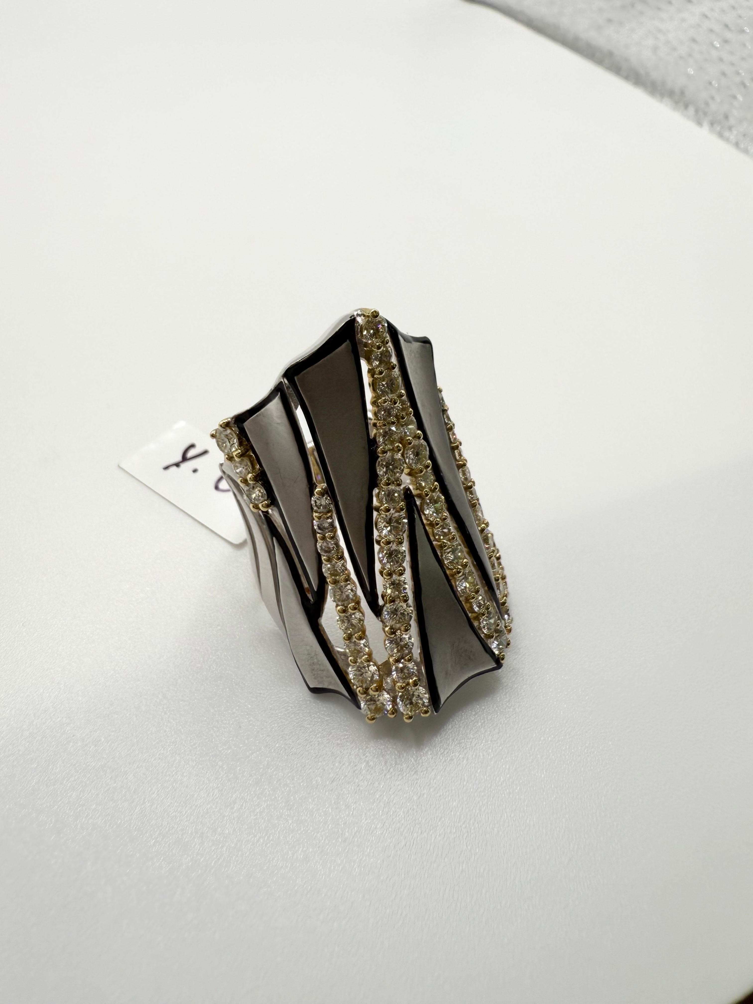 9 carati Unico anello di diamanti Artistics Designer Anello largo superiore in oro 18KT In condizioni ottime in vendita a Boca Raton, FL