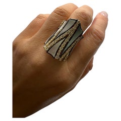 Anillo de diamantes de diseño artístico único de 9 quilates Anillo superior ancho de oro de 18 quilates