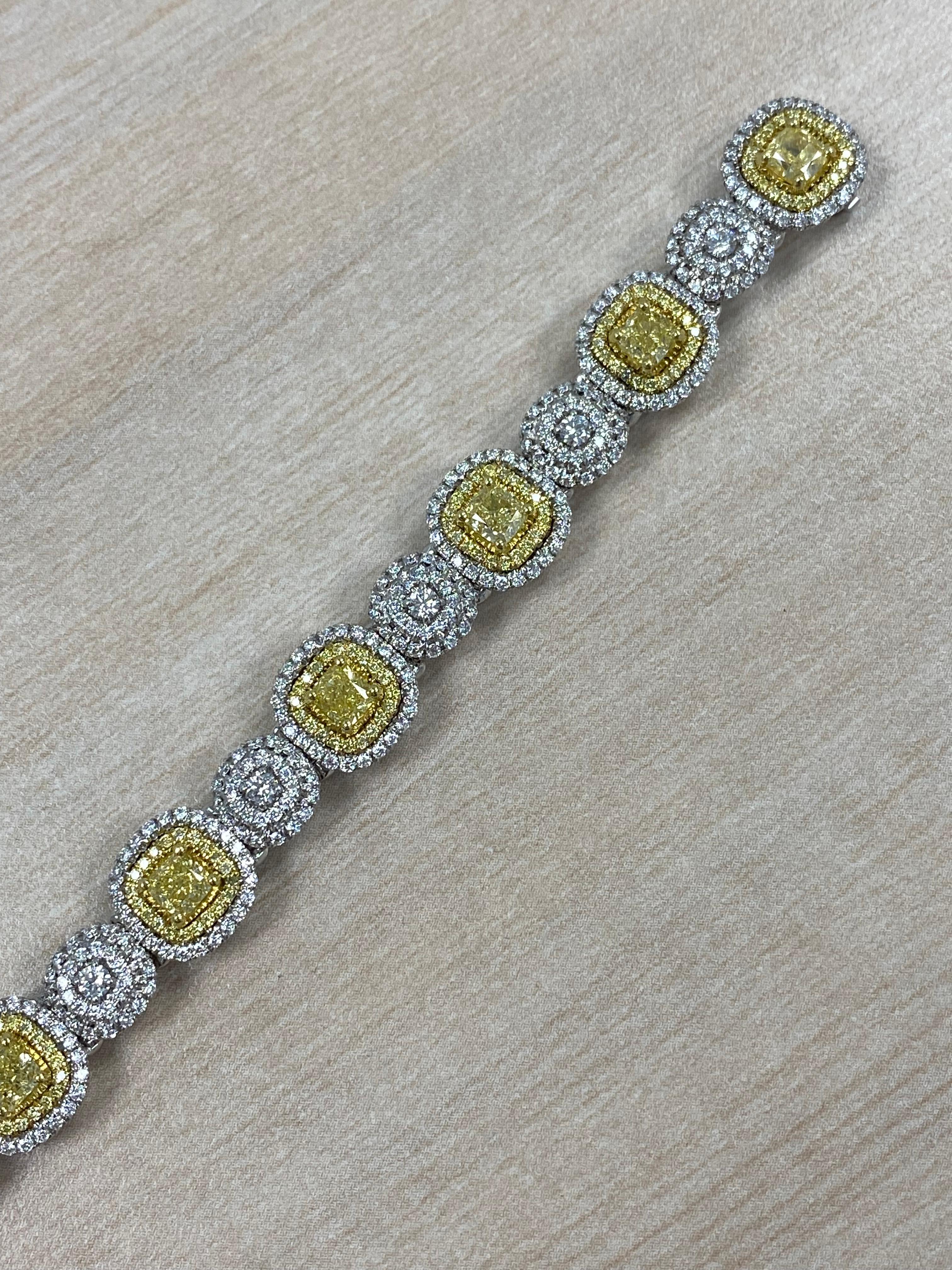 9 Carats Yellow Cushion Cut and White Diamond Tennis Bracelet 14K Gold In New Condition For Sale In New York, NY