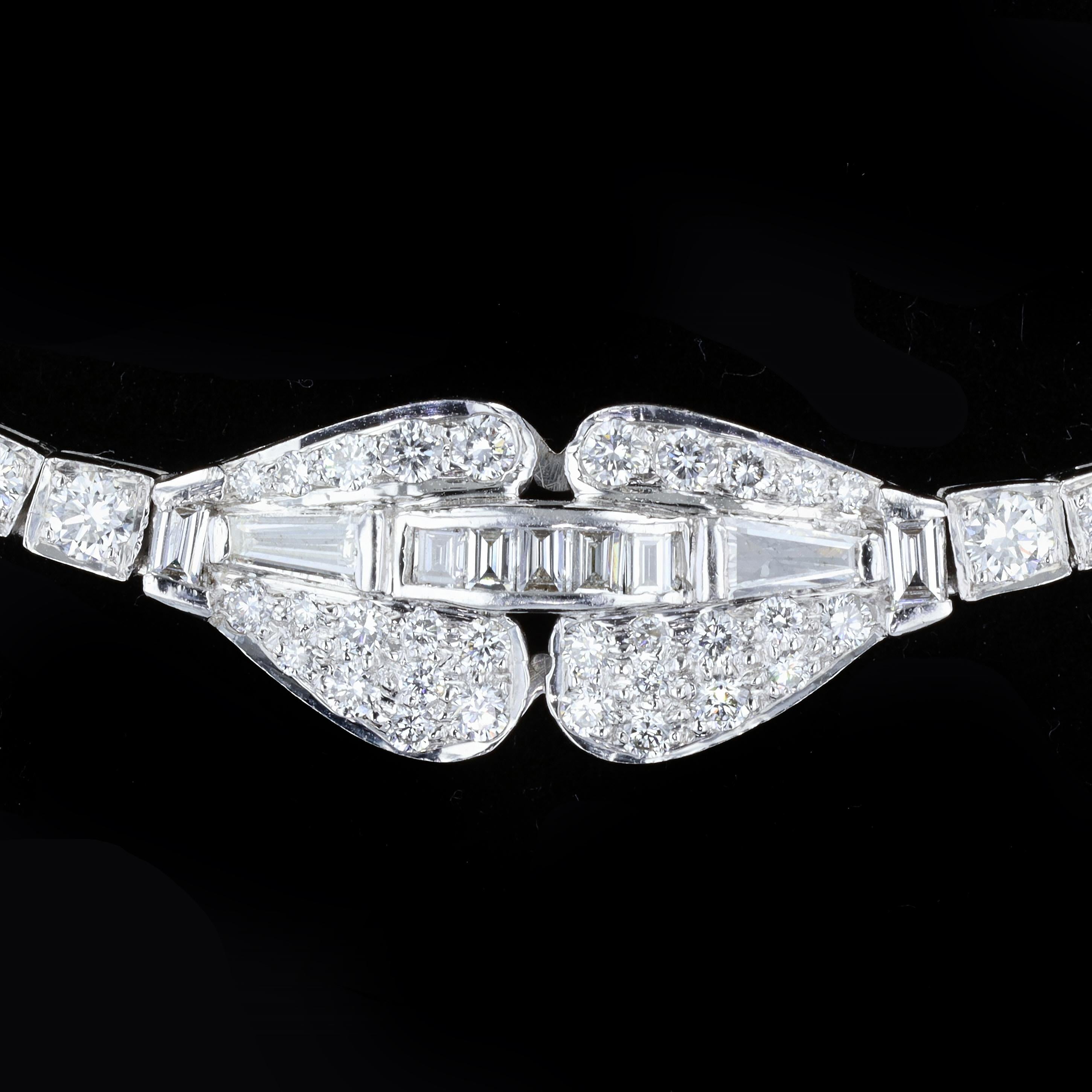 Schillernde, fein ausgearbeitete Diamantenkette aus 18 Karat Weißgold im Riviera-Stil mit runden Diamanten mit einem Gewicht von 9,10 TWT ctw.

Diese Halskette in Erbstückqualität verleiht einen romantischen Hauch von Raffinesse und misst 16