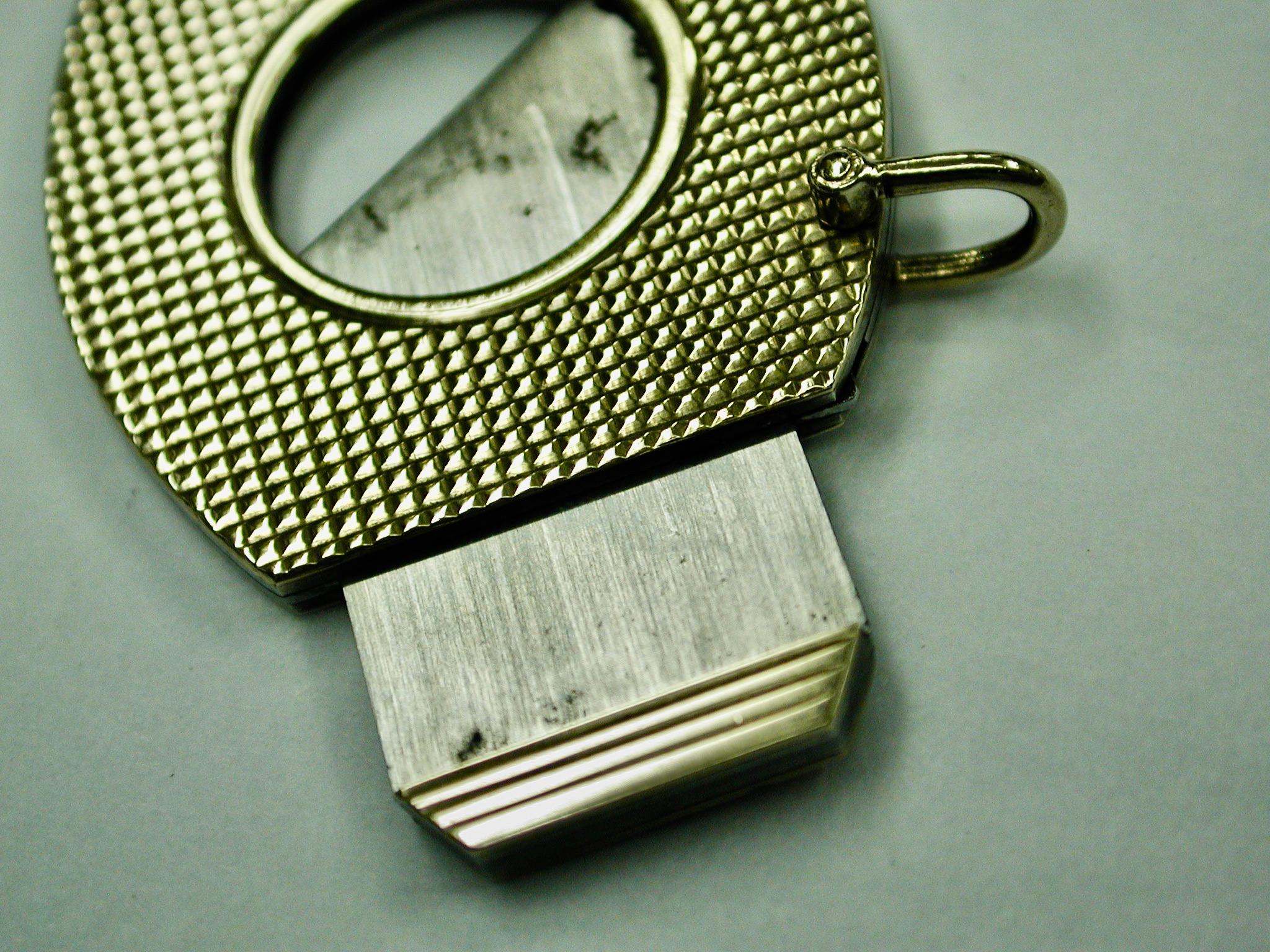 Coupe-cigare guillotine en or et acier de 9 ct datant de 1975 
Fabriqué par Ramsden & Roed, fabricants d'orfèvrerie à Warwick Street, Londres W1.