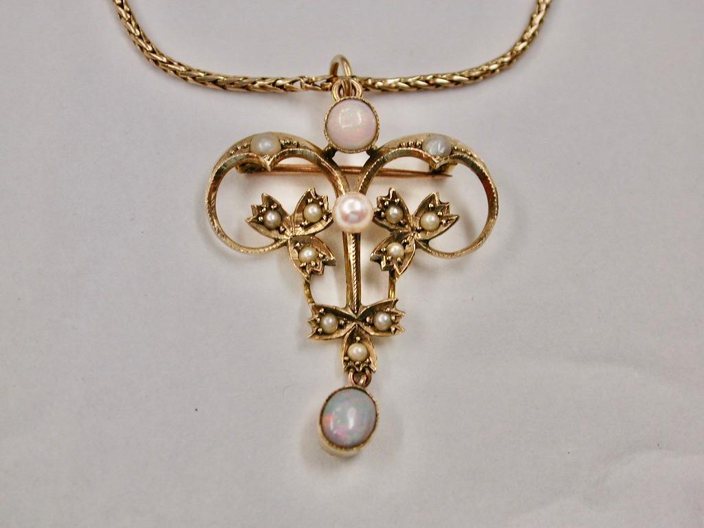Ciondolo in oro 9 ct con opale e perle di mare su catena 9 ct datato Circa 1900
Ciondolo in tipico stile del 1900 su una catena dello stesso periodo con moschettone.
Il ciondolo può essere indossato anche come spilla. Catena lunga 14,5 pollici.