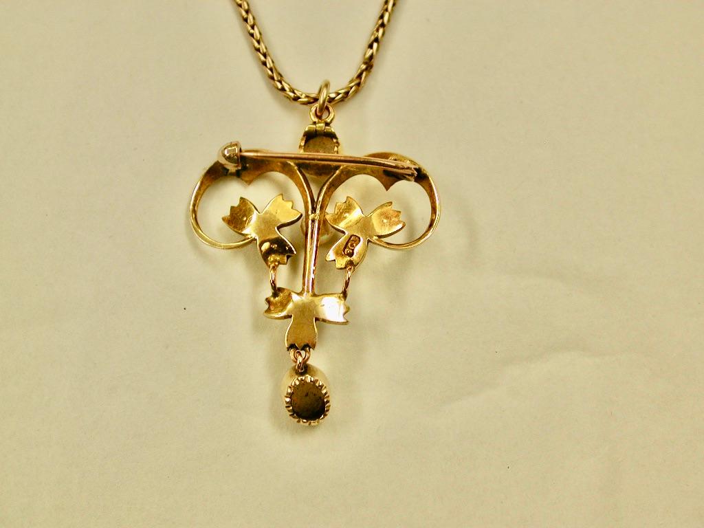 Belle Époque Ciondolo in oro 9 ct con opale e perle di mare su catena 9 ct datato Circa 1900 in vendita