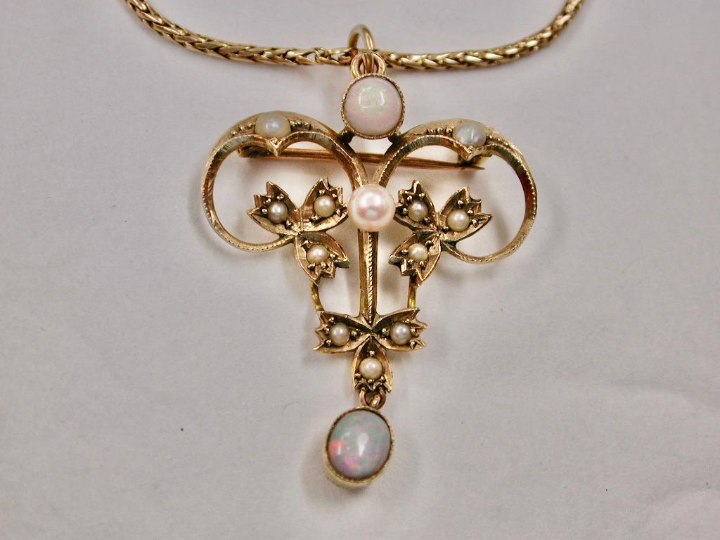 Ciondolo in oro 9 ct con opale e perle di mare su catena 9 ct datato Circa 1900 In condizioni buone in vendita a London, GB