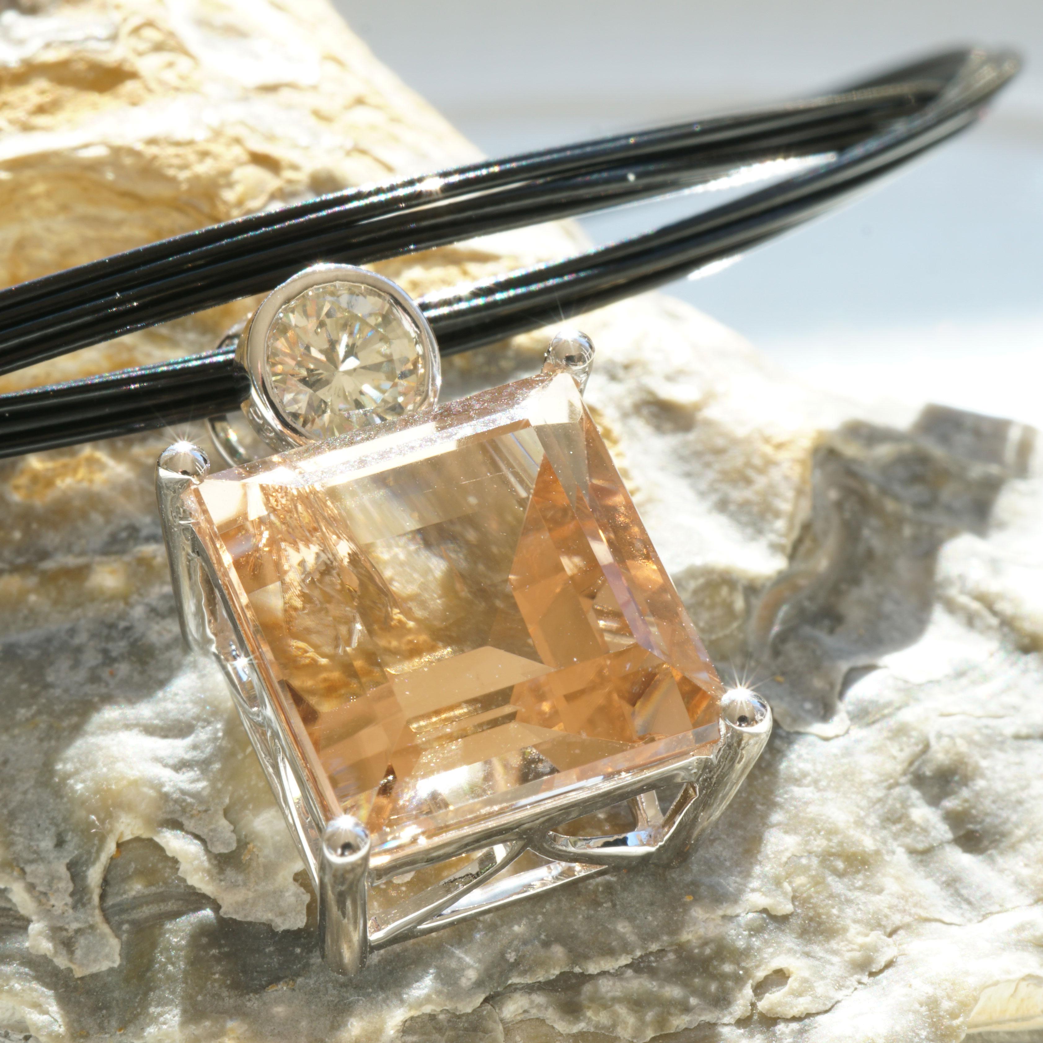 9 Ct Morganite 0.32 ct IGI Brilliant Pendant  White Gold Expertise pink-orange In New Condition For Sale In Viena, Viena