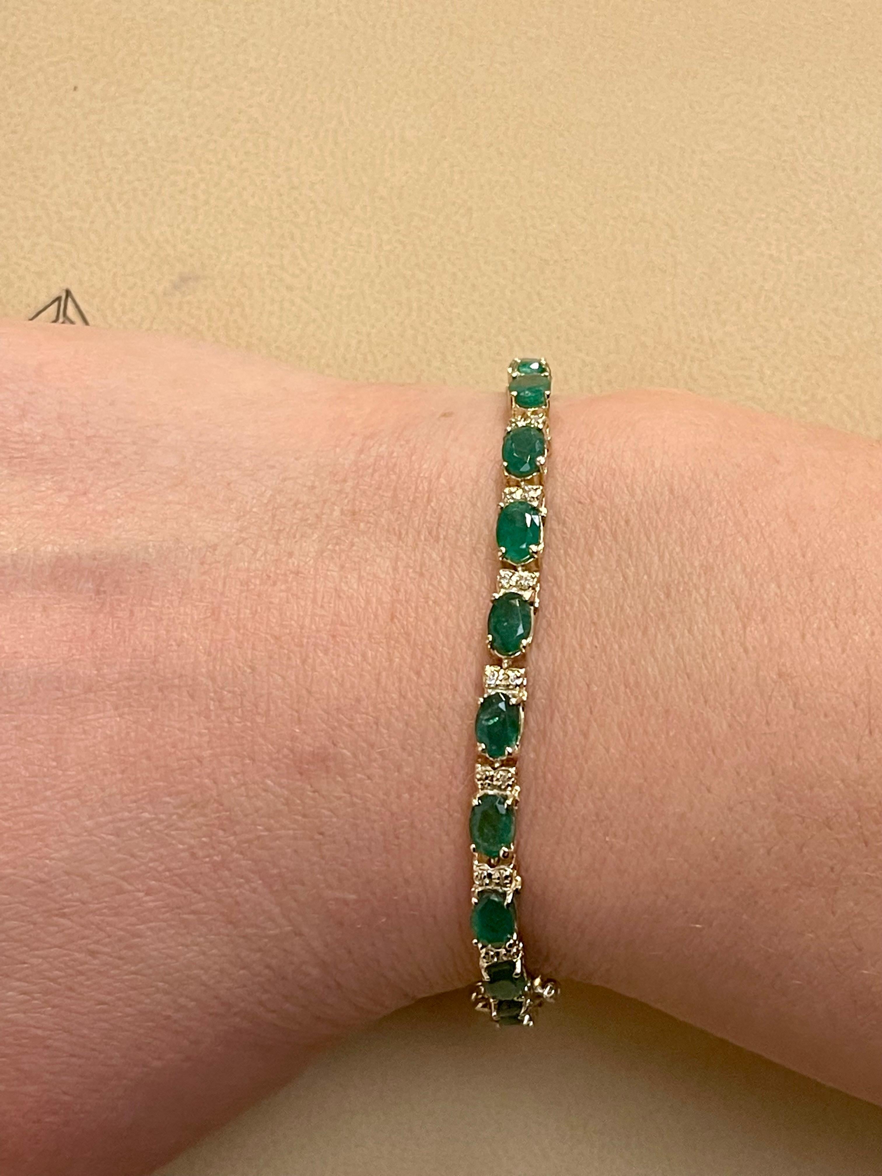 Bracelet de tennis en or jaune 14 carats avec émeraude brésilienne naturelle de 9 ct et diamant en vente 11