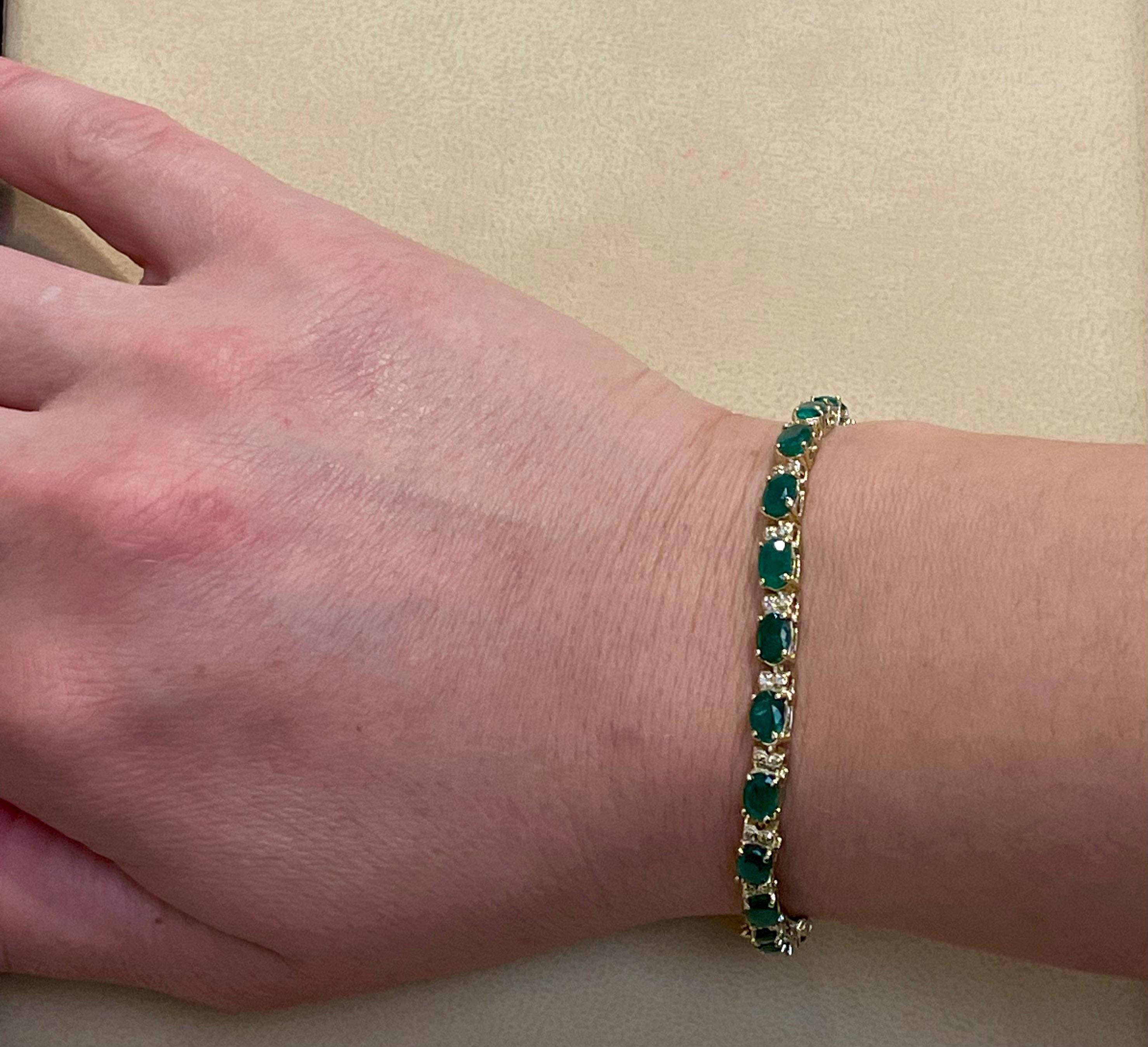 Bracelet de tennis en or jaune 14 carats avec émeraude brésilienne naturelle de 9 ct et diamant en vente 12