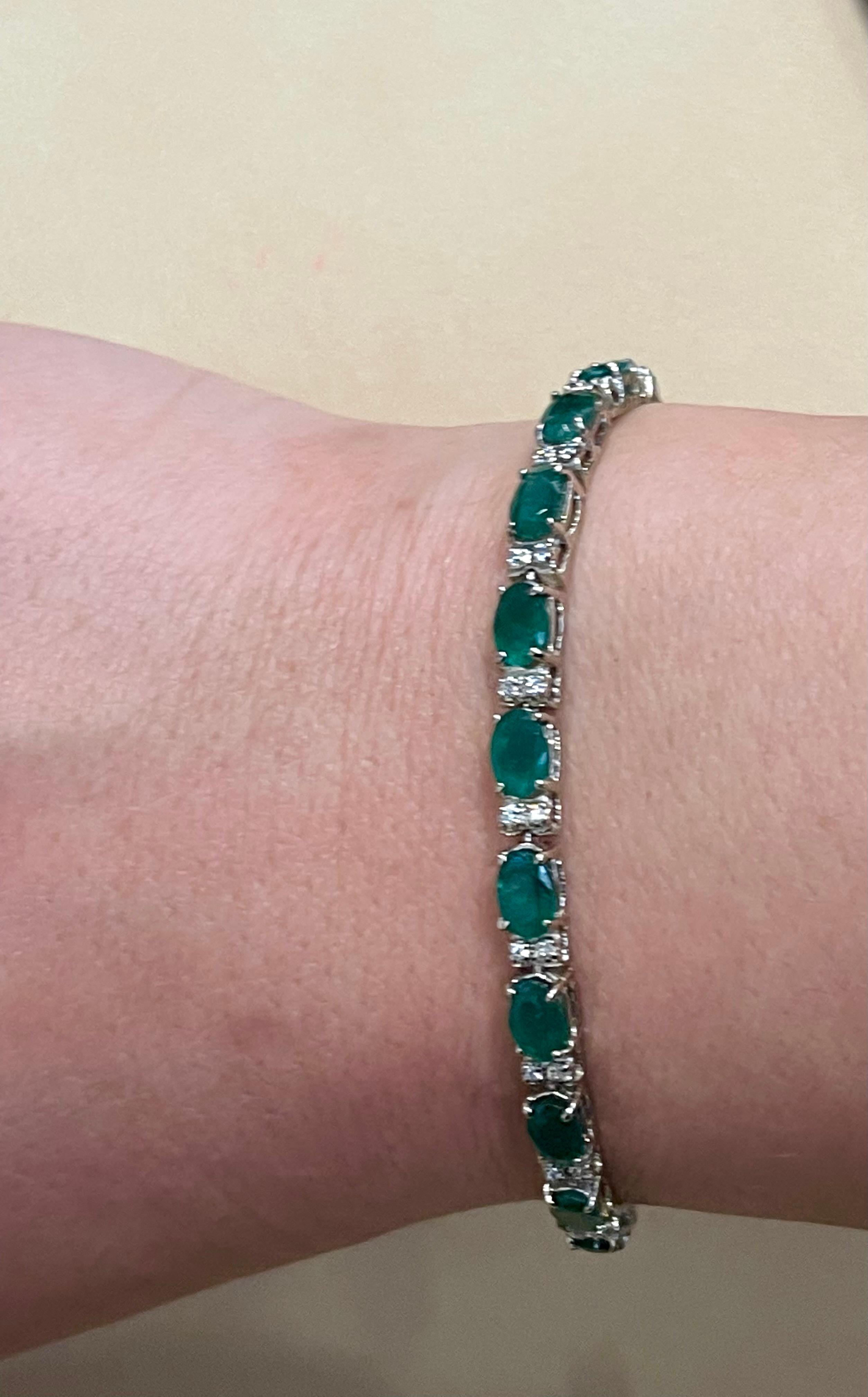 Bracelet de tennis en or jaune 14 carats avec émeraude brésilienne naturelle de 9 ct et diamant en vente 13