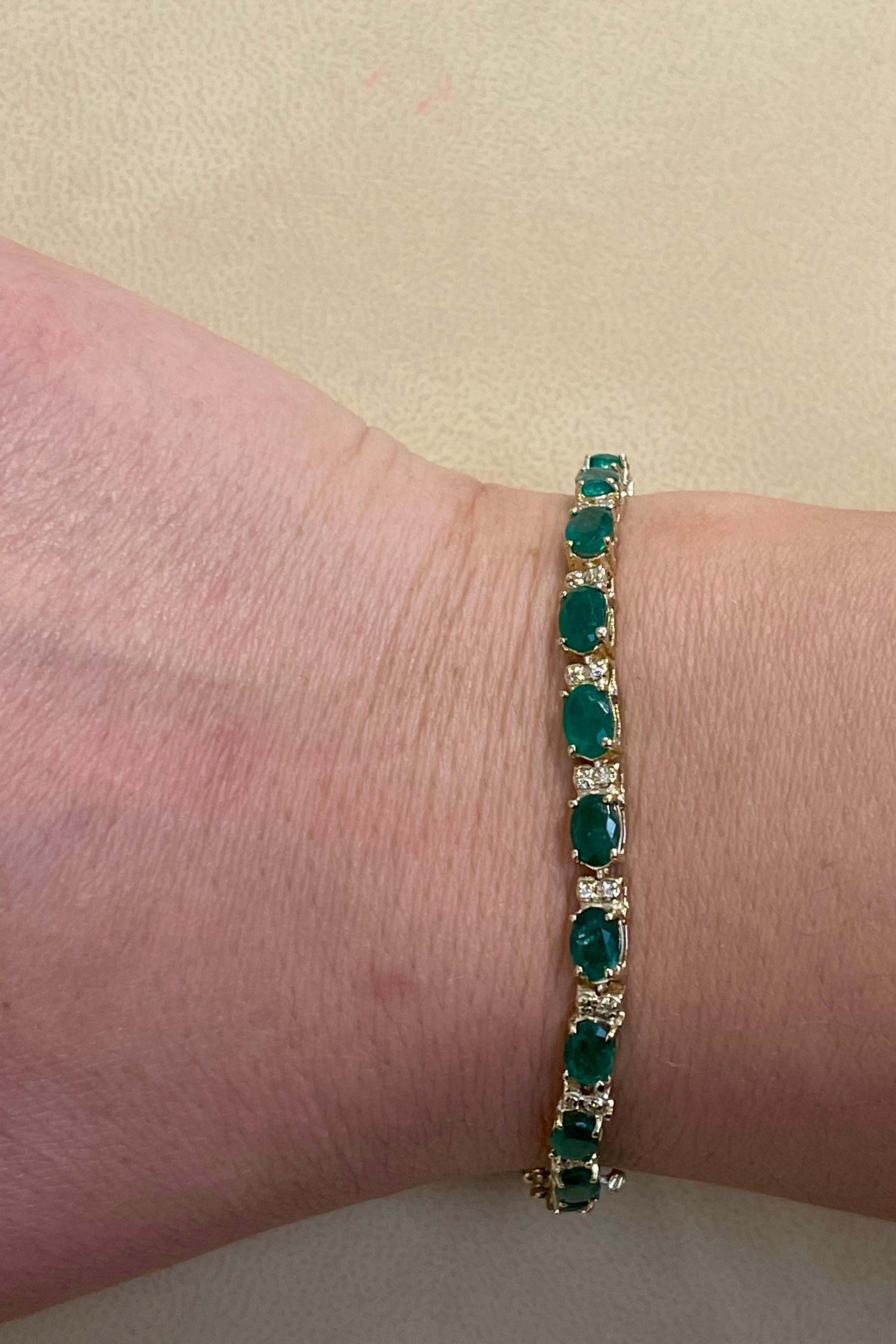 Bracelet de tennis en or jaune 14 carats avec émeraude brésilienne naturelle de 9 ct et diamant en vente 3