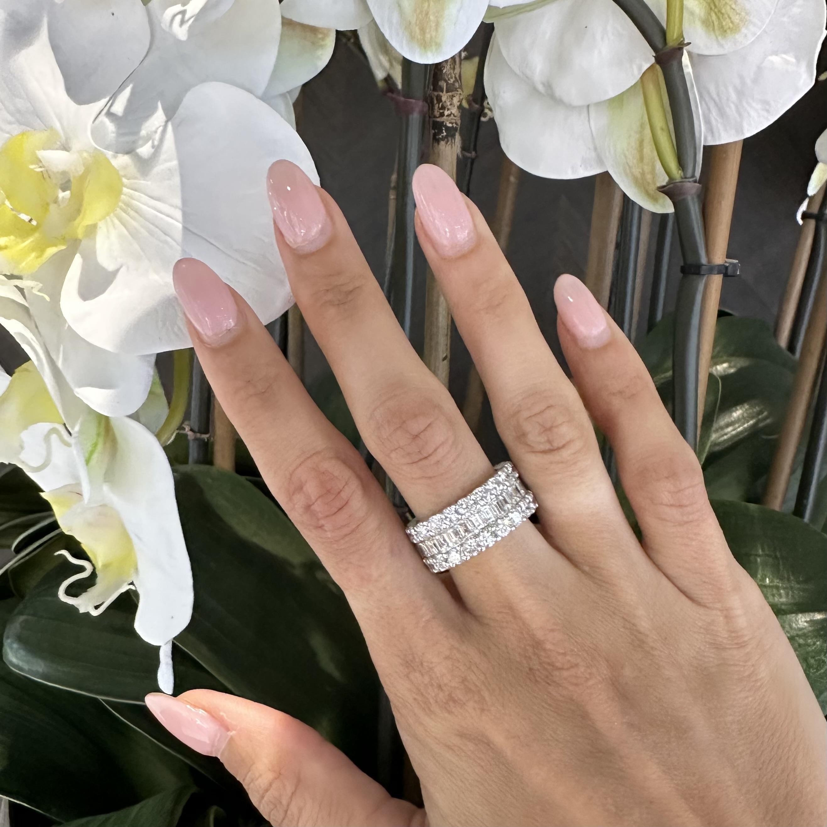 Taille ronde Bague d'éternité à large anneau en diamants ronds, émeraudes et taille Asscher de 9 carats, taille 7,25 en vente