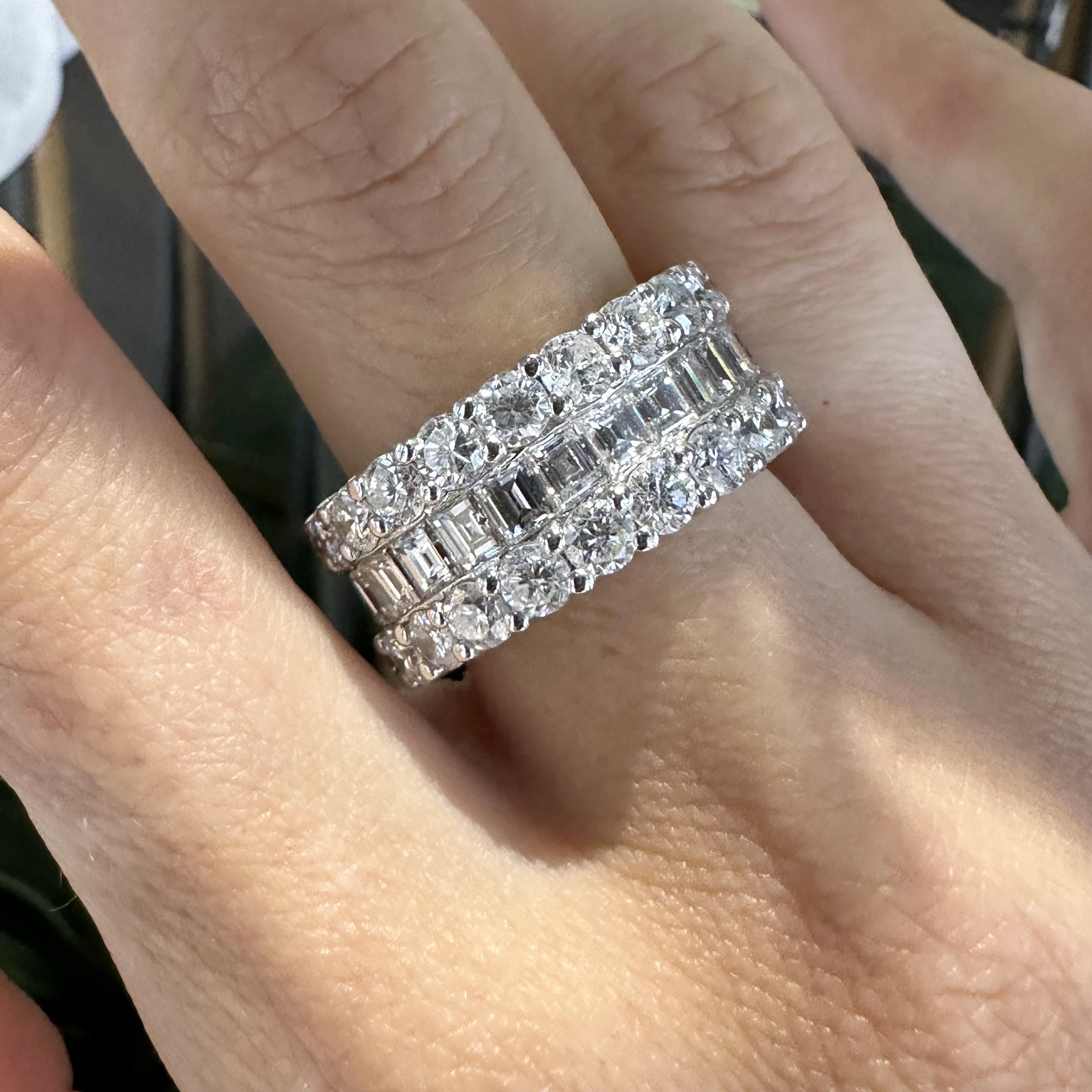 Bague d'éternité à large anneau en diamants ronds, émeraudes et taille Asscher de 9 carats, taille 7,25 Excellent état - En vente à Miami, FL