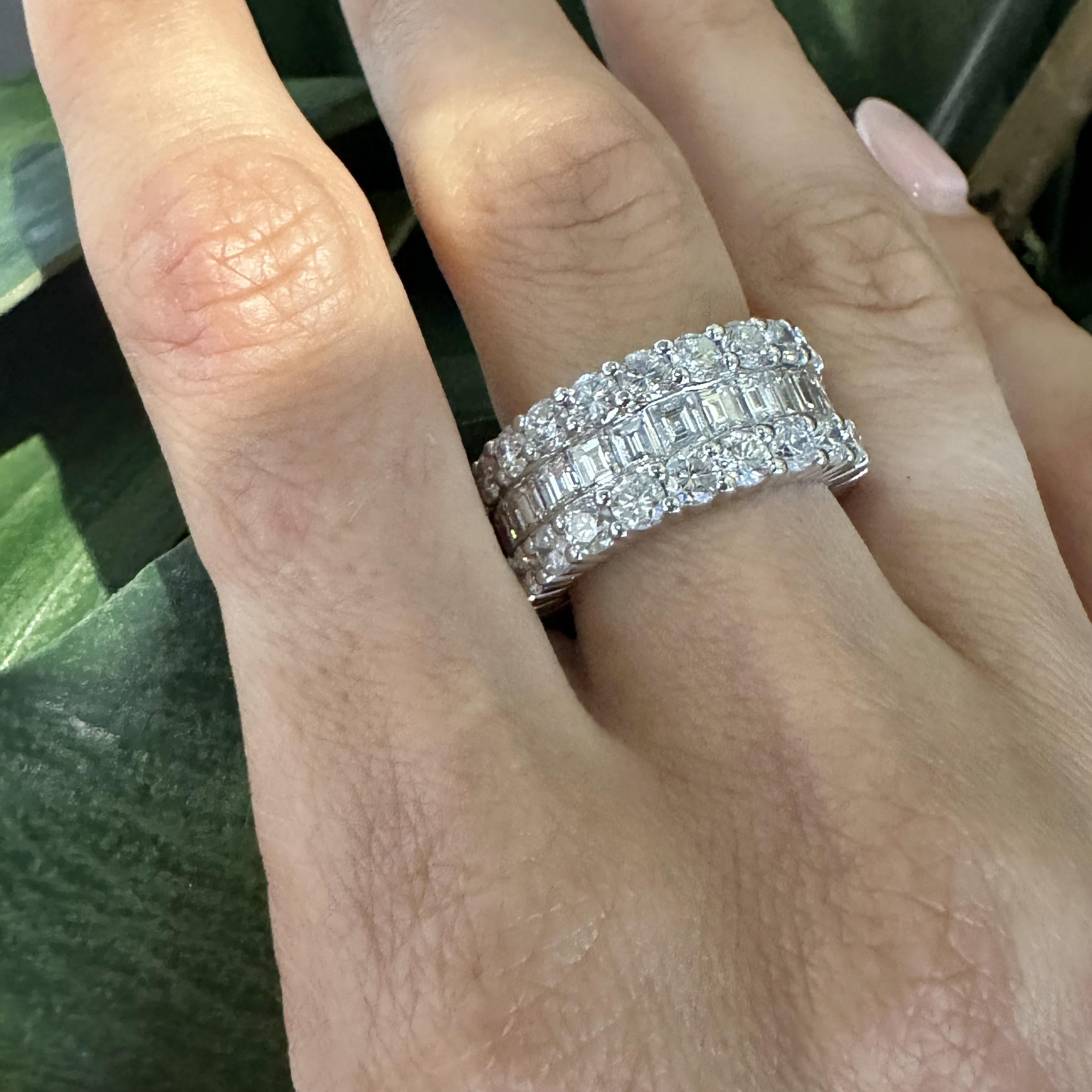 Bague d'éternité à large anneau en diamants ronds, émeraudes et taille Asscher de 9 carats, taille 7,25 Pour femmes en vente