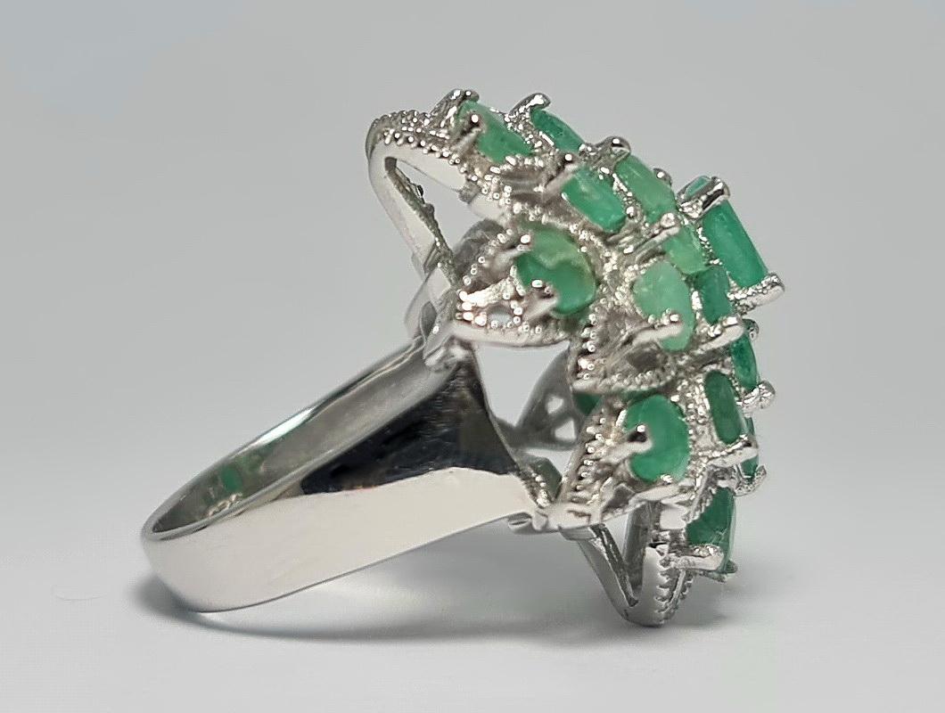 9 Karat natürlicher Smaragd-Feuerbrenner .925 Sterlingsilber mit Rhodiumblech-Ring im Zustand „Neu“ im Angebot in Los Angeles, CA