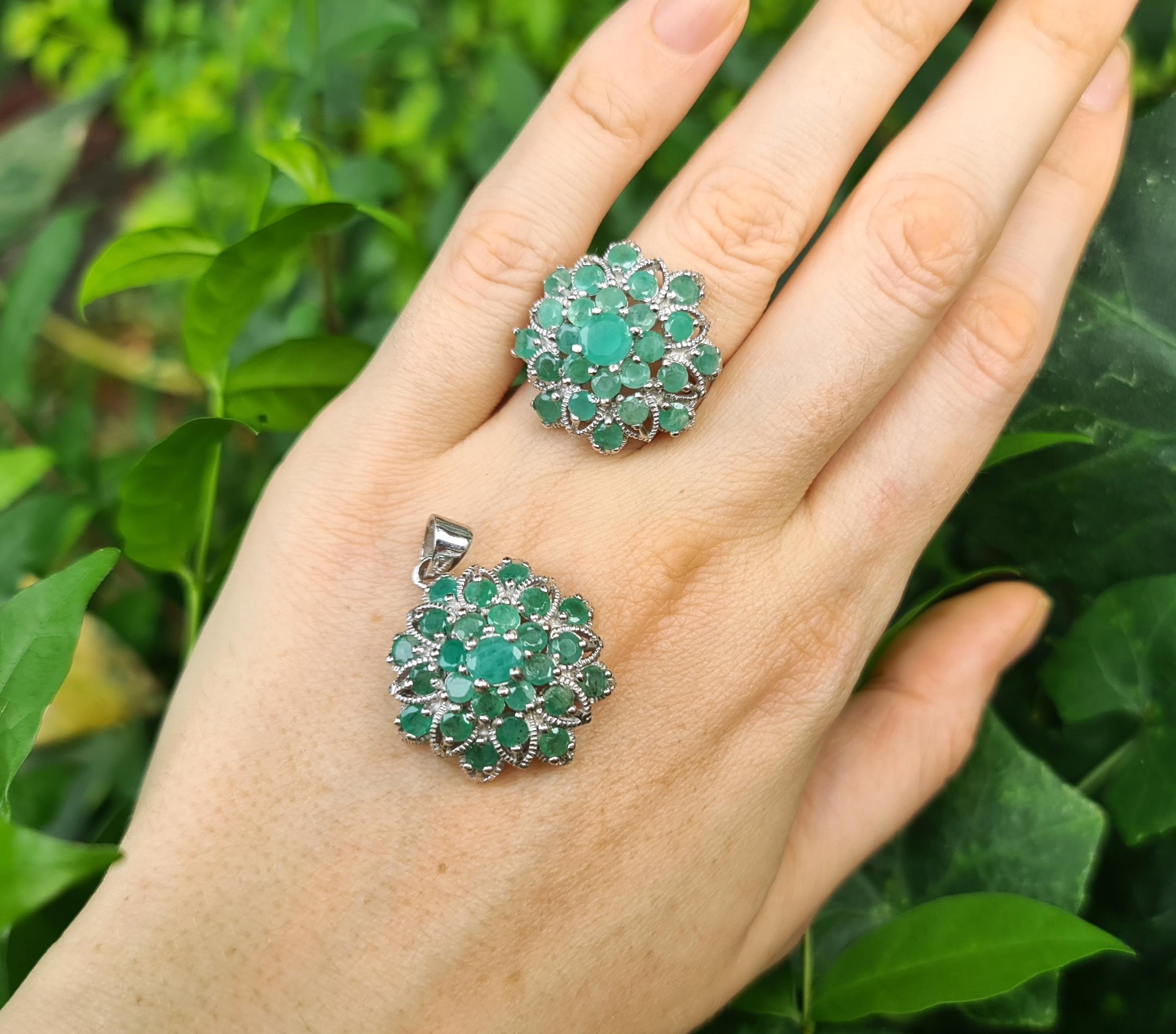 9 Cts Natural Emerald Fire Burst .925 Sterling Silver with Rhodium Plating Ring In New Condition For Sale In Los Angeles, CA