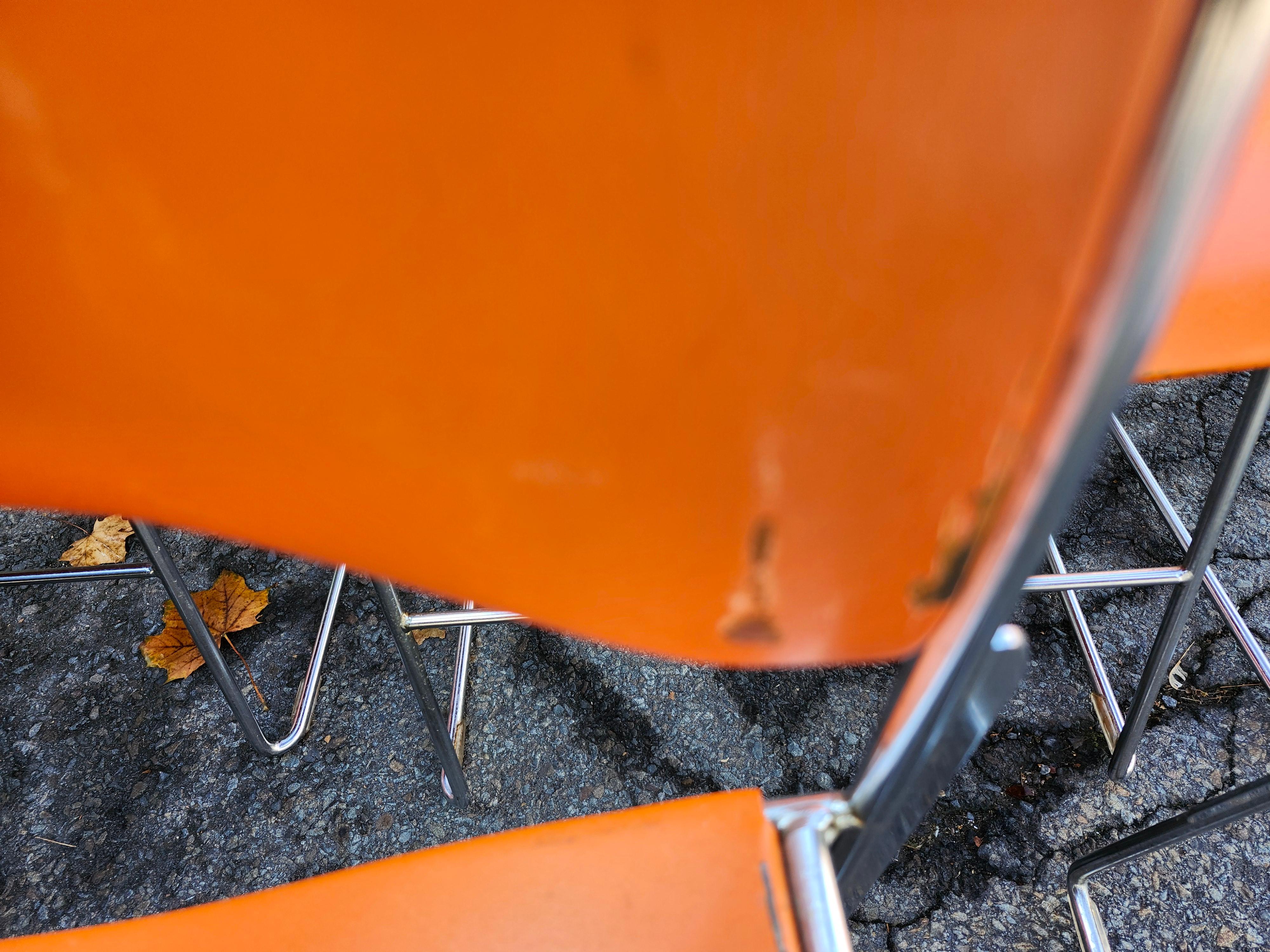 15 chaises de conférence empilables 40/4 de David Rowland en orange en vente 3