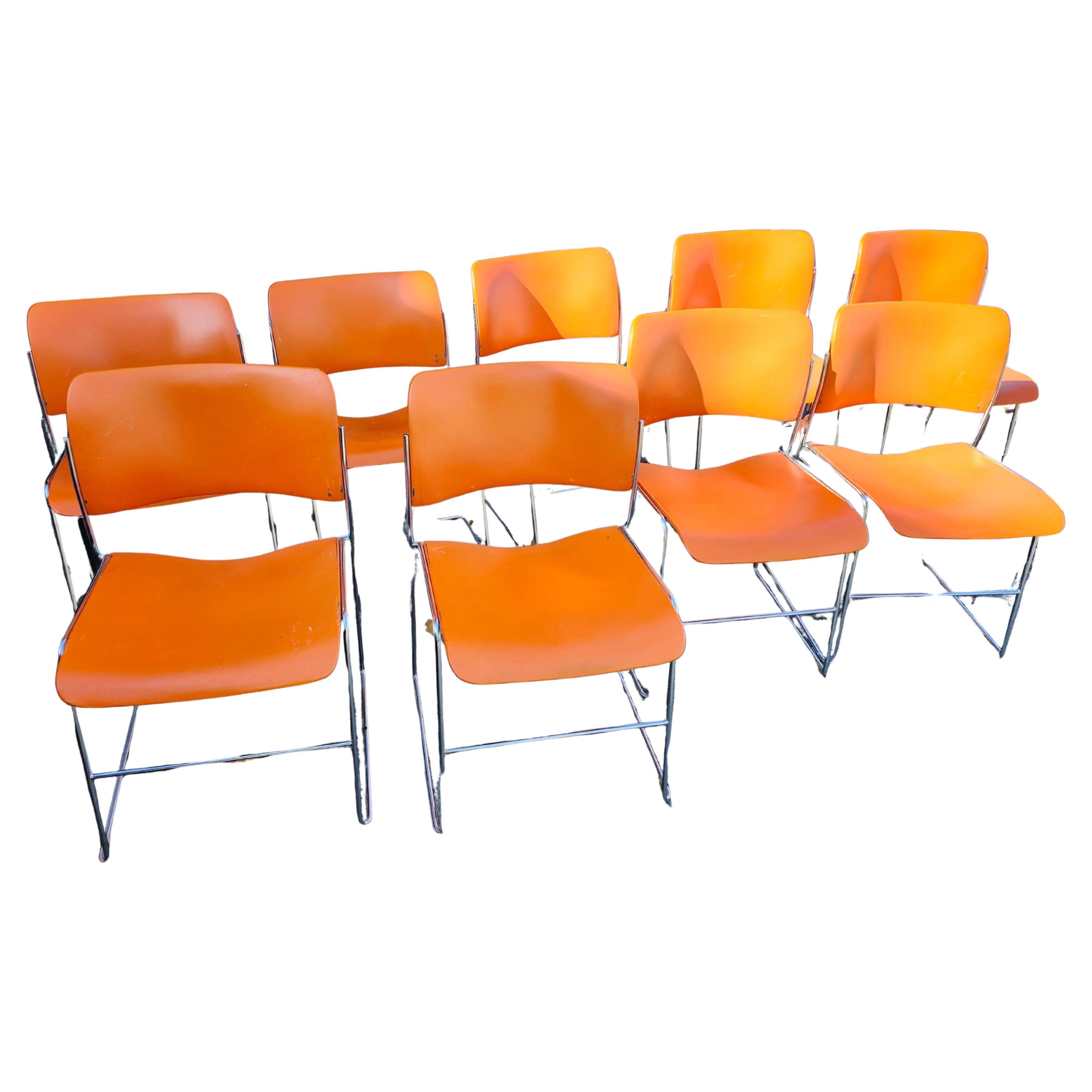Fantastique groupe de 15 chaises empilables, 40/4 chaises bien nommées car vous êtes en mesure d'empiler 40 chaises dans un espace de 4 pieds de hauteur. Conçues par David Rowland au début des années 60, ces chaises sont emblématiques et sont