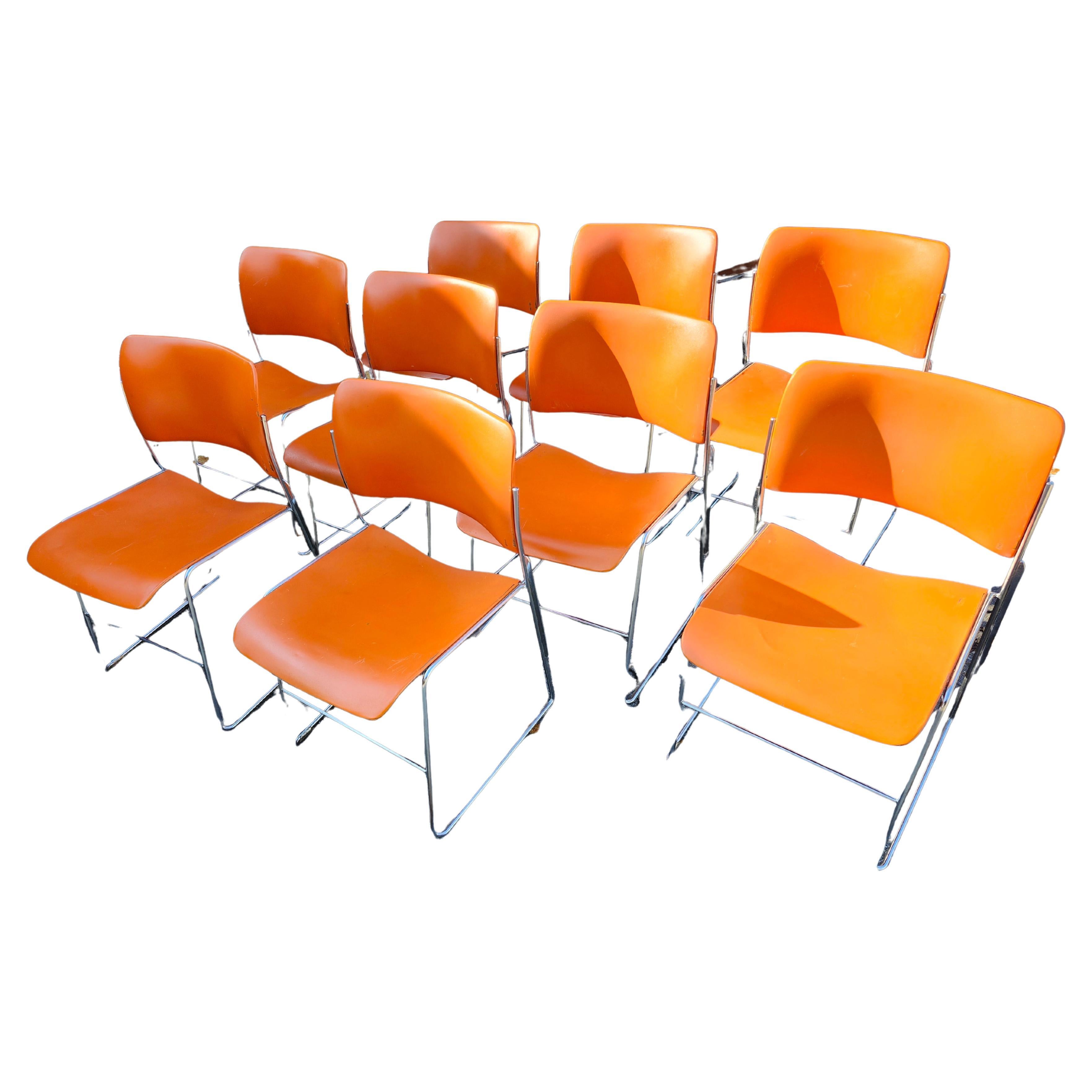 Fin du 20e siècle 15 chaises de conférence empilables 40/4 de David Rowland en orange en vente