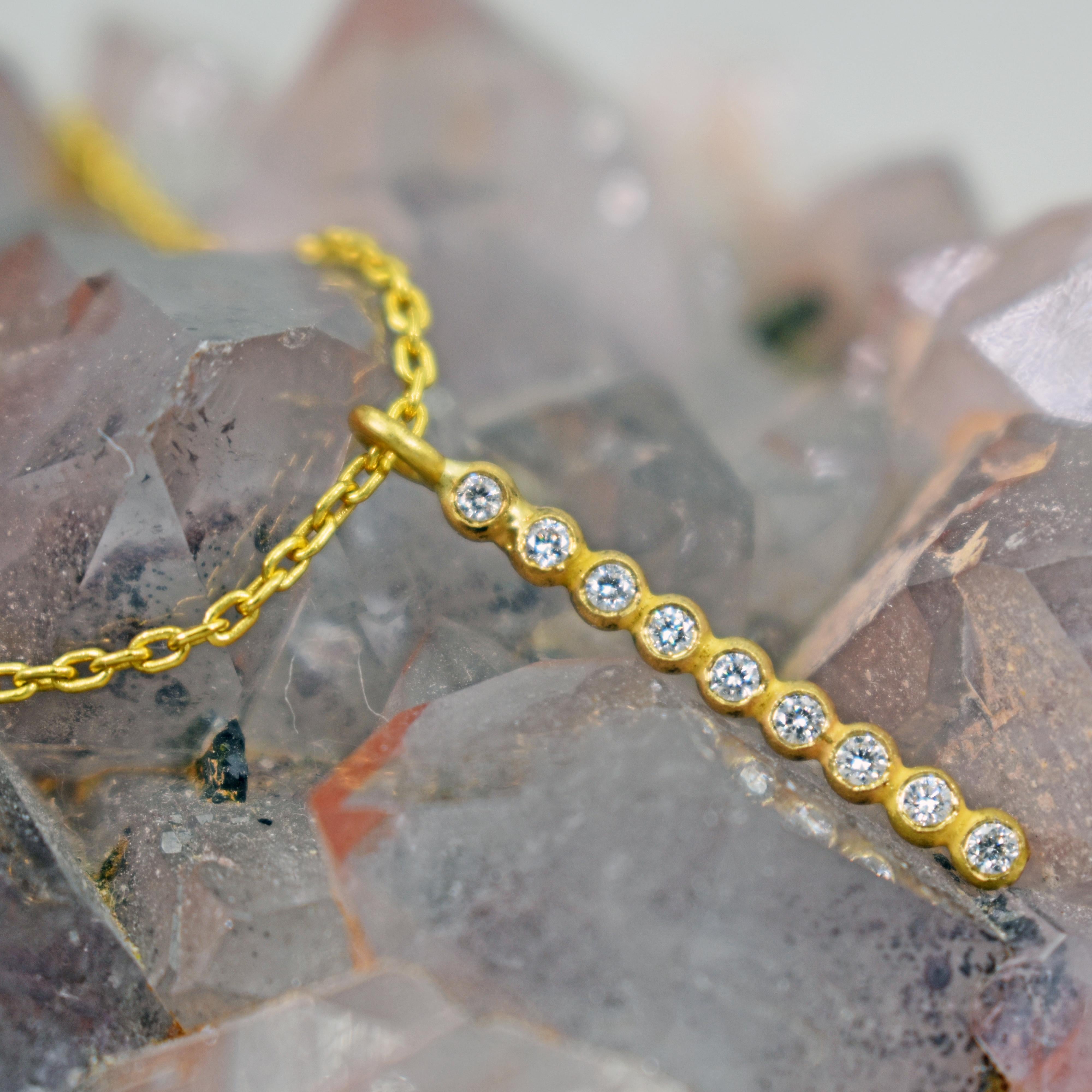 Taglio rotondo 9 Collana con ciondolo a barre in oro 22 carati e diamanti in vendita