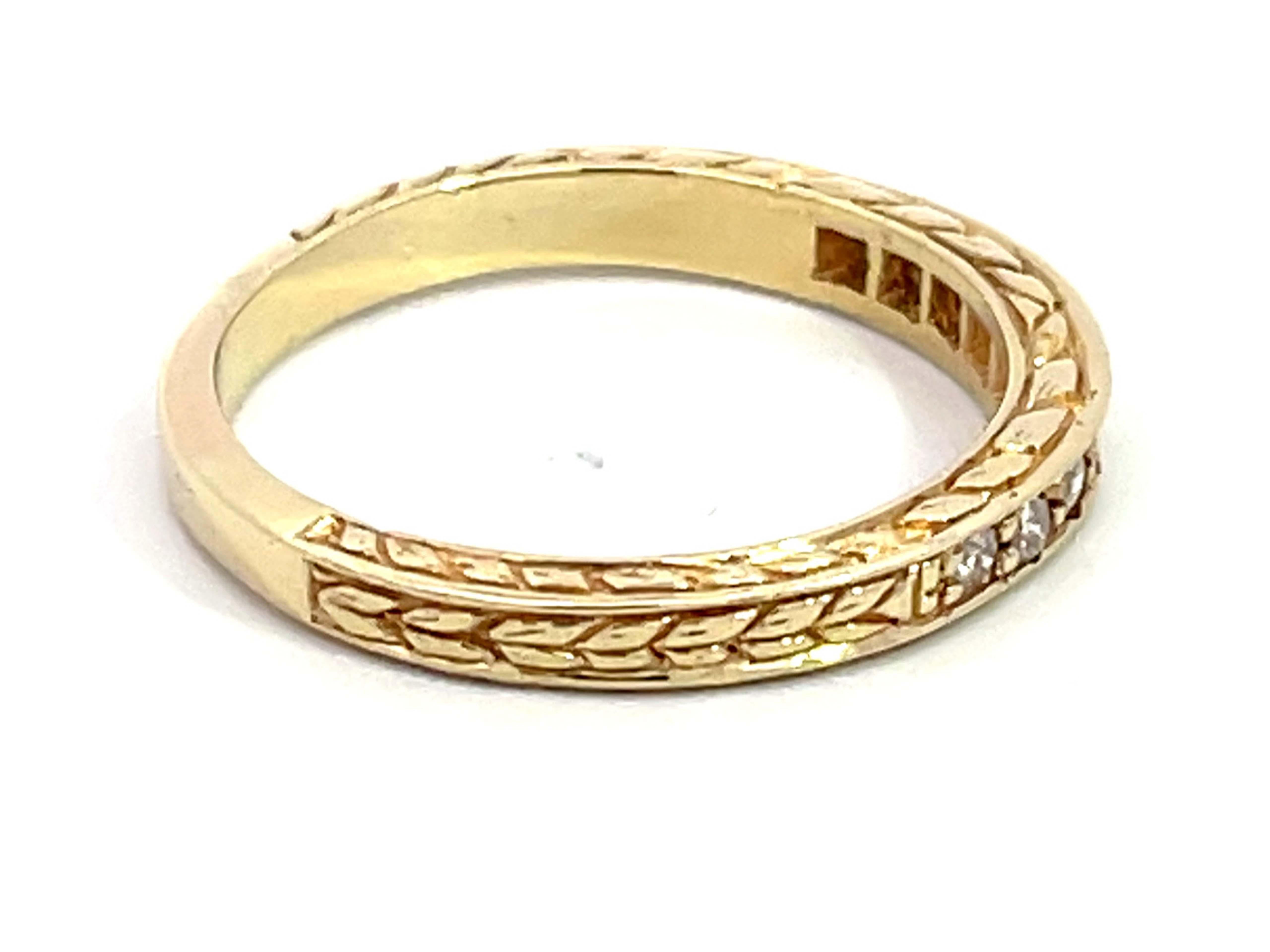 Taille brillant Bague à anneau en or jaune 14 carats avec 9 diamants en vente