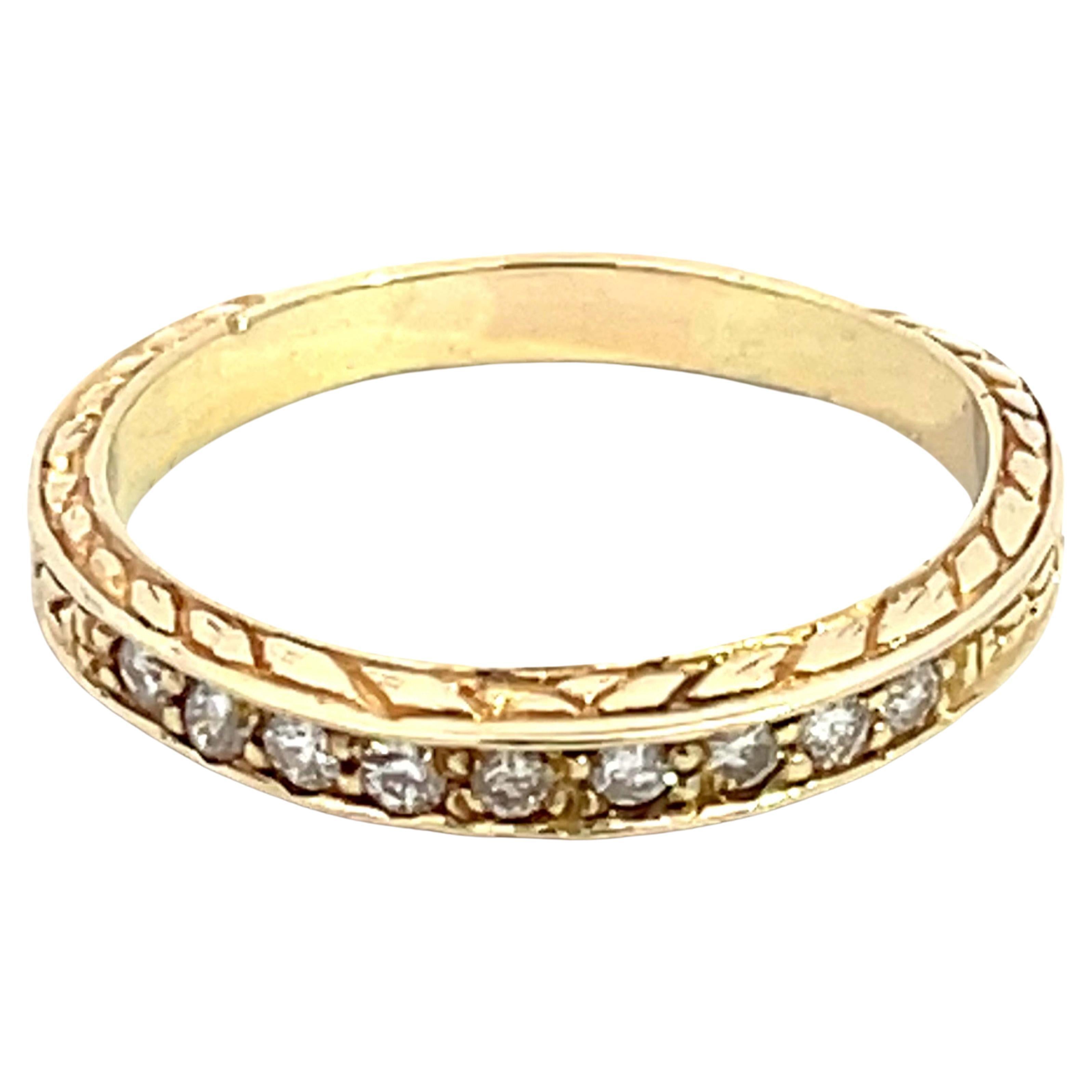 Bague à anneau en or jaune 14 carats avec 9 diamants en vente