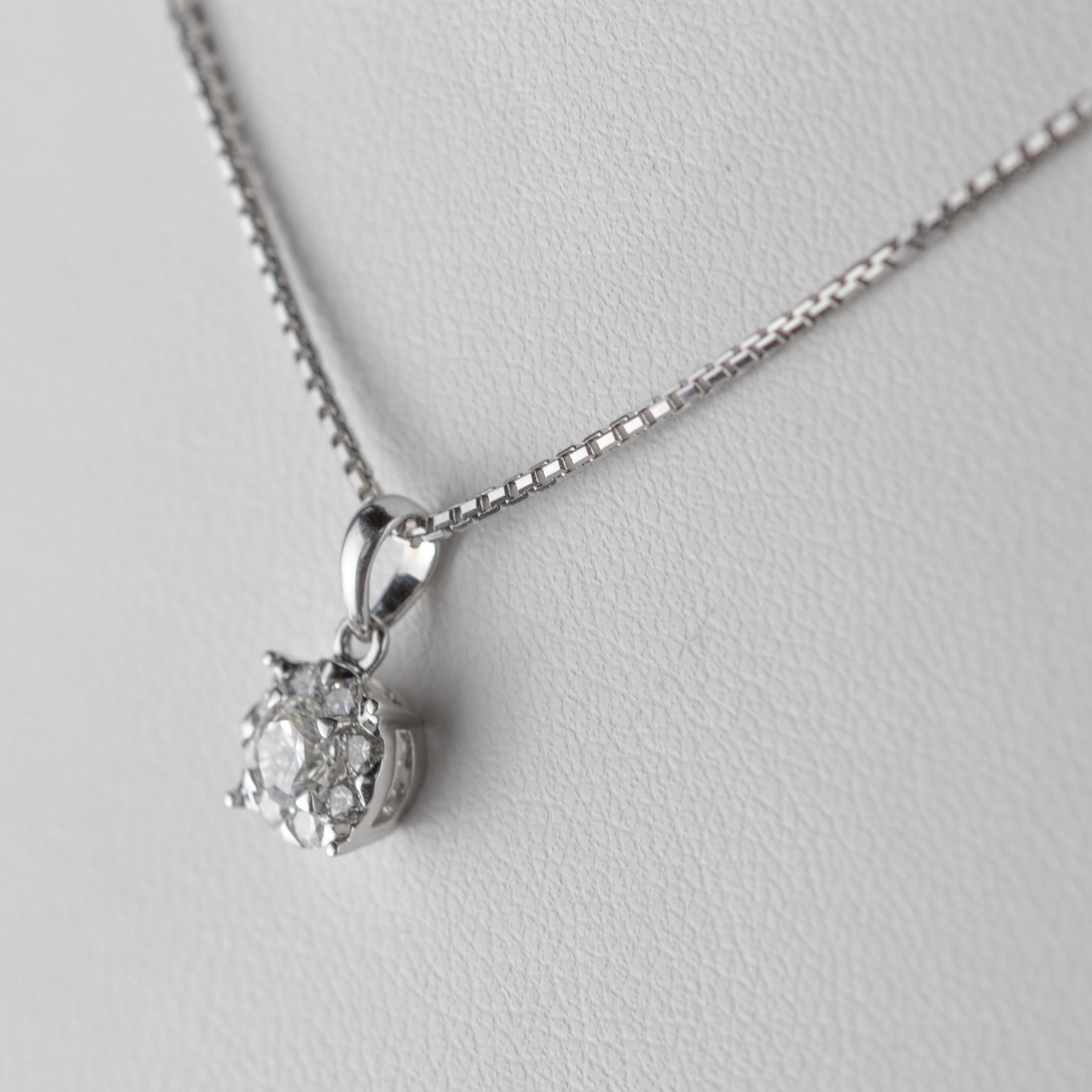 Taille ronde Collier cocktail Intini en or blanc 18 carats avec pendentif rond en forme de 9 diamants, fait main en vente