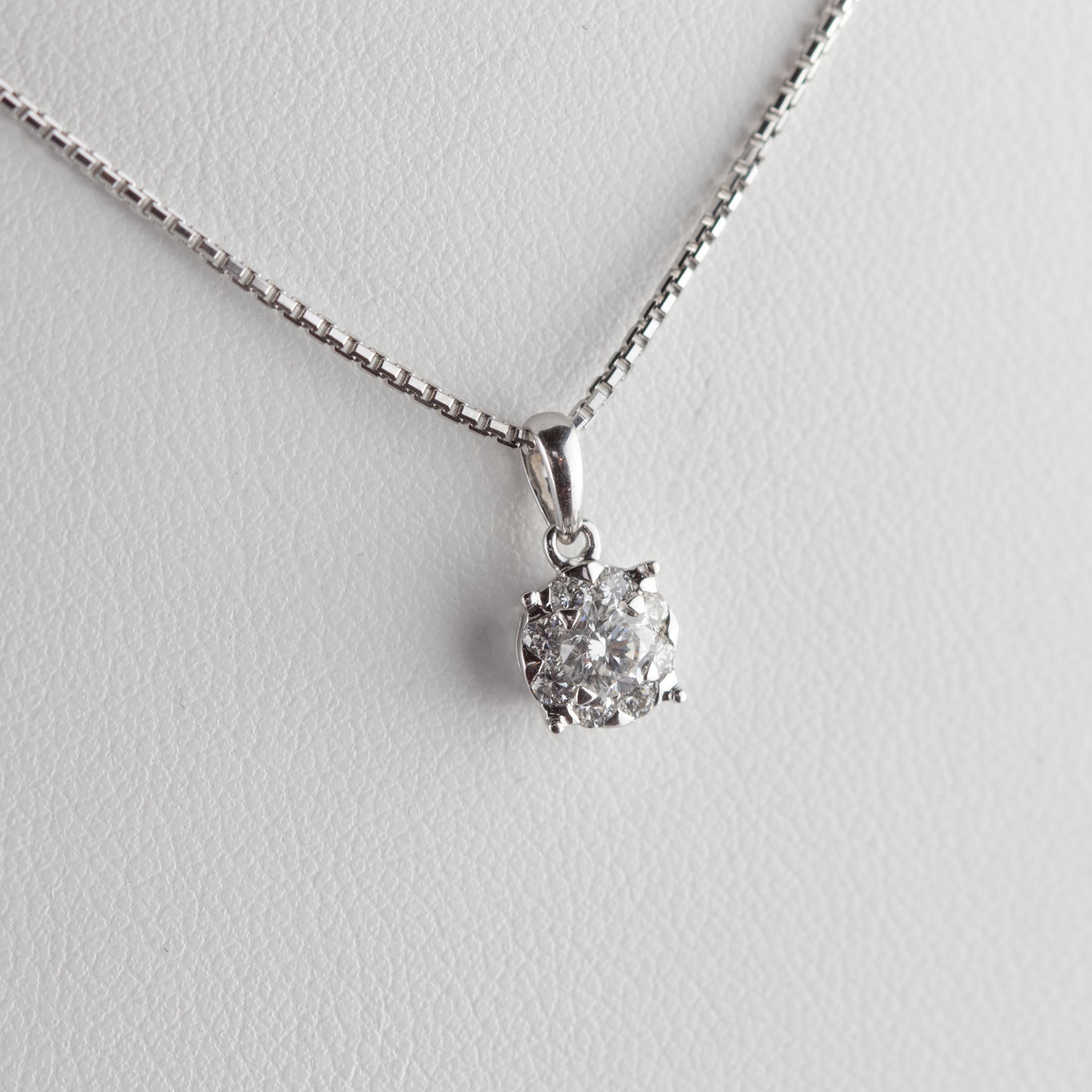 Collier cocktail Intini en or blanc 18 carats avec pendentif rond en forme de 9 diamants, fait main Neuf - En vente à Milano, IT