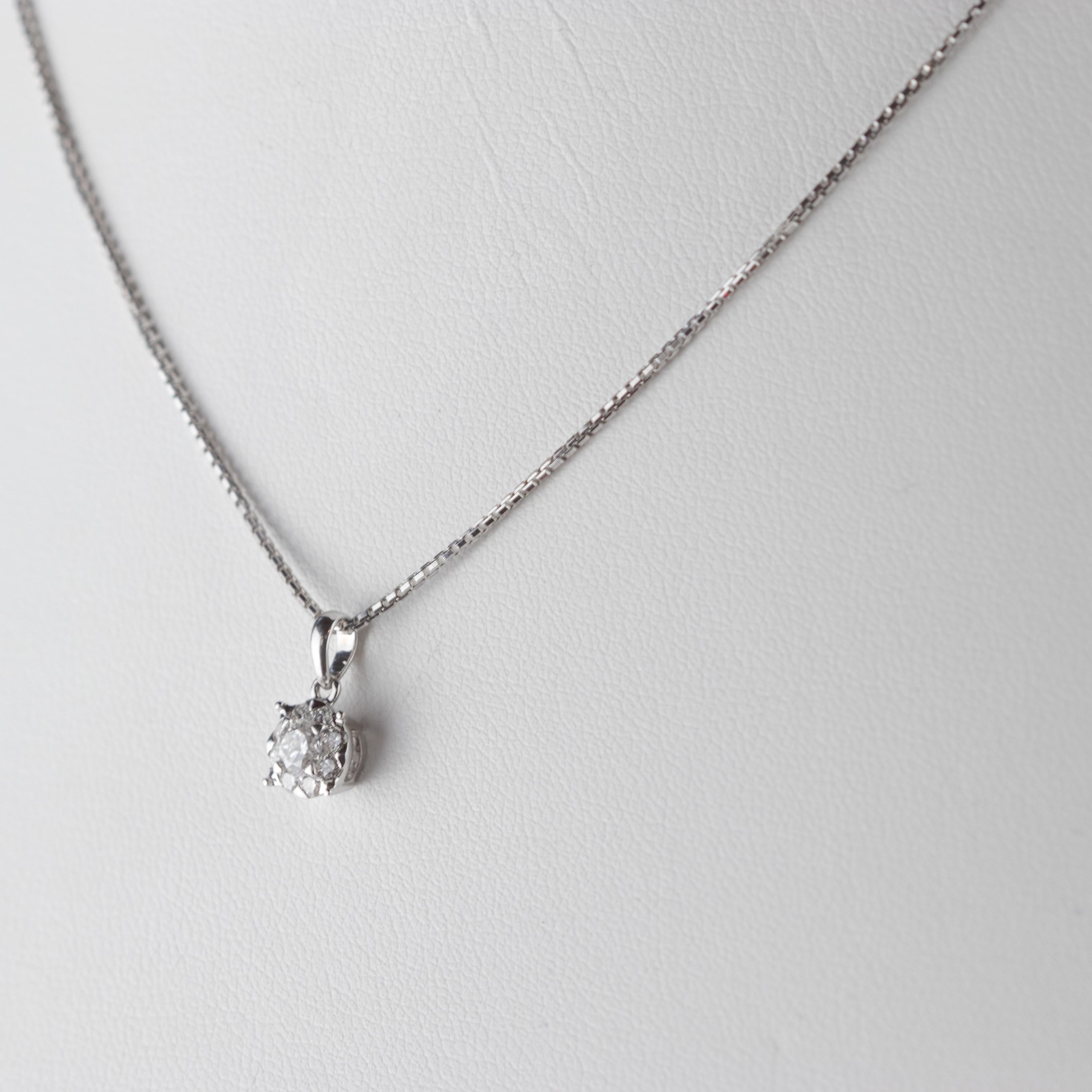 Collier cocktail Intini en or blanc 18 carats avec pendentif rond en forme de 9 diamants, fait main en vente 1