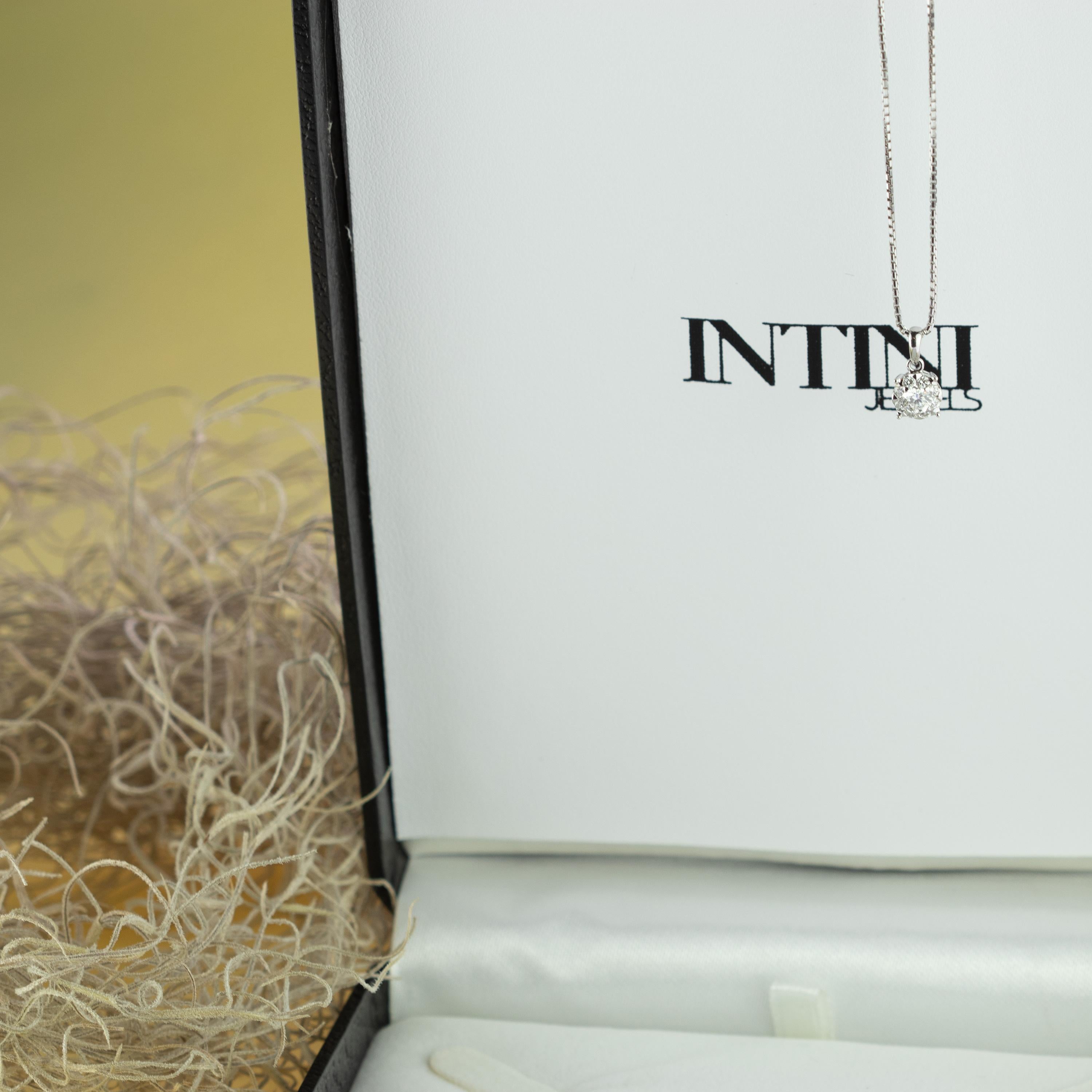 Collier cocktail Intini en or blanc 18 carats avec pendentif rond en forme de 9 diamants, fait main en vente 3