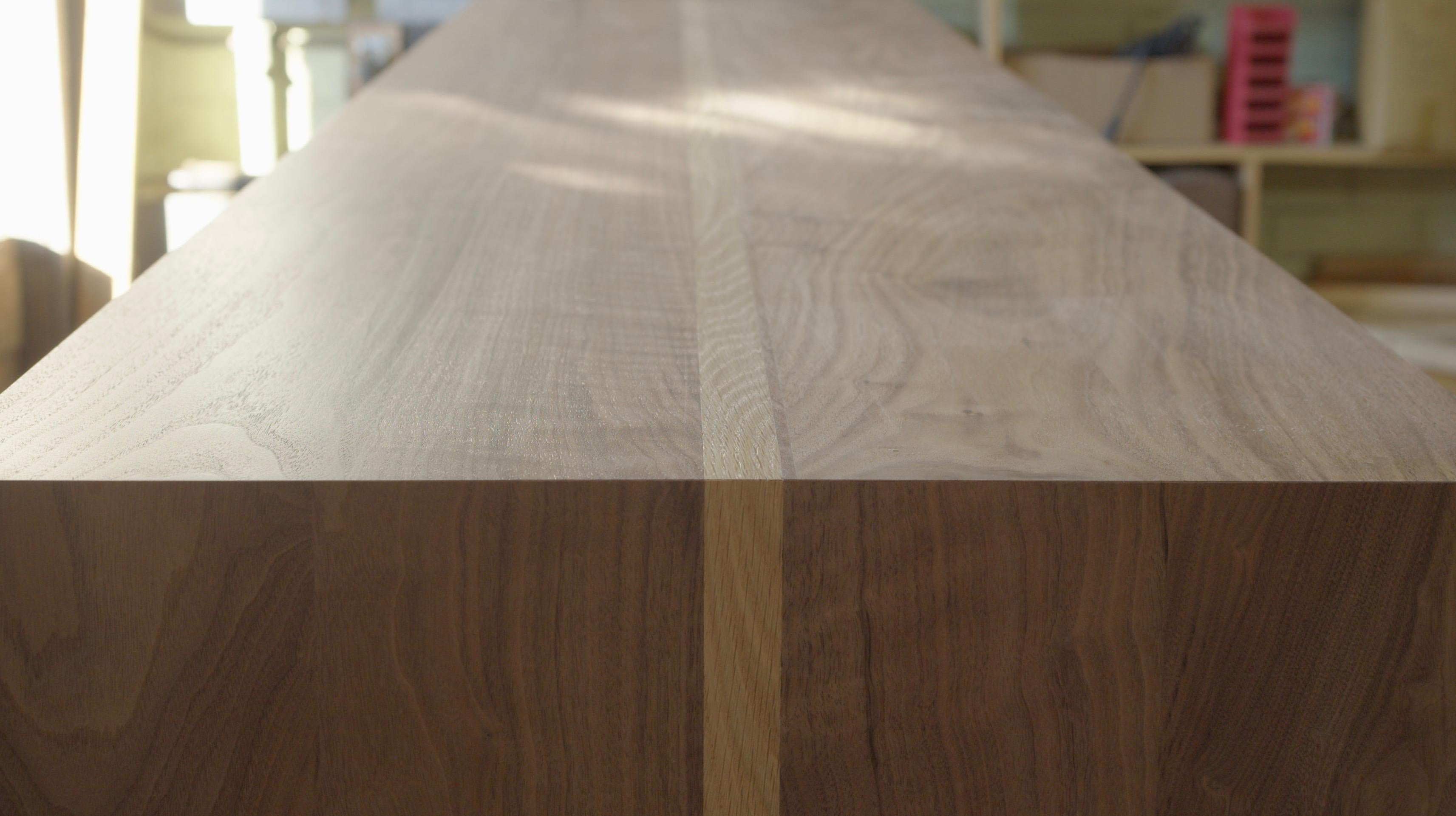 Minimalismo Comò Jameson a 9 cassetti in noce massiccio e Oak di Lynnea Jean in vendita