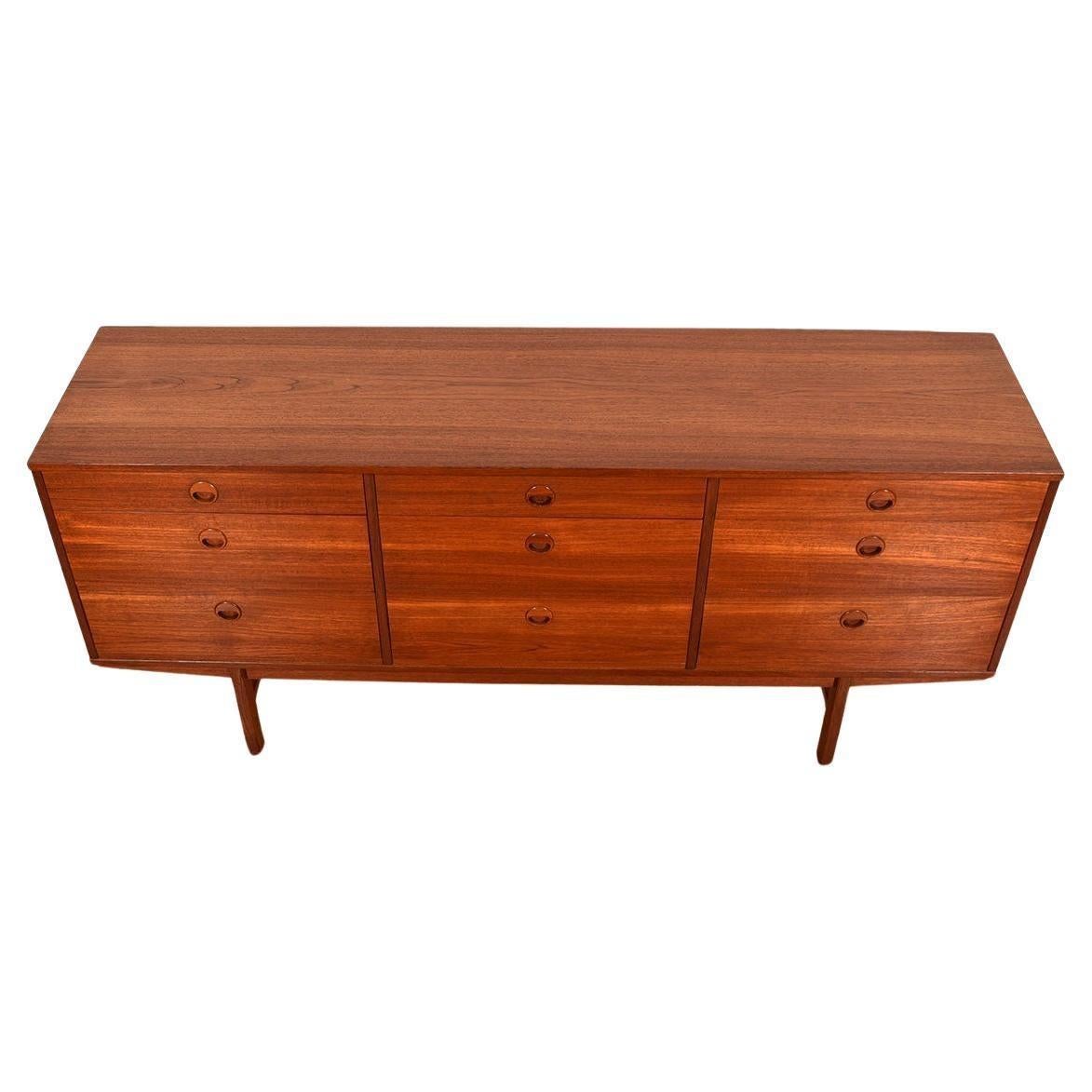 bellissima credenza o comò semplice a 9 cassetti in teak. 9 cassetti con struttura a coda di rondine. Disegnato da Folke Ohlsson per Dux, prodotto in Svezia. Il comò è in buone condizioni vintage. Siede su 4 gambe quadrate.

Dimensioni:  W: 71″  D:
