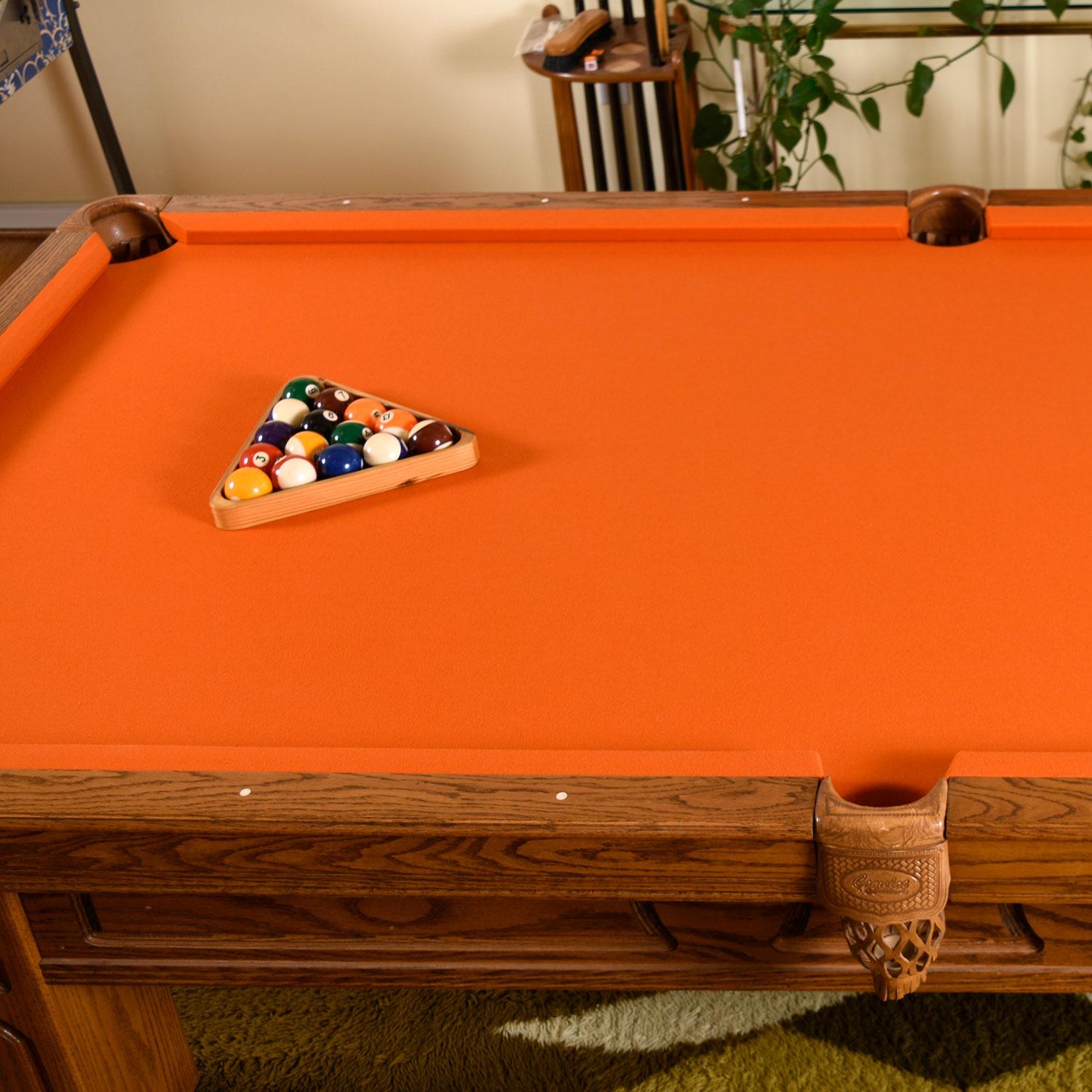 Mesa de billar de roble de 9 pies de los años 80 de Camelot con caucho nuevo y fieltro naranja en venta 5