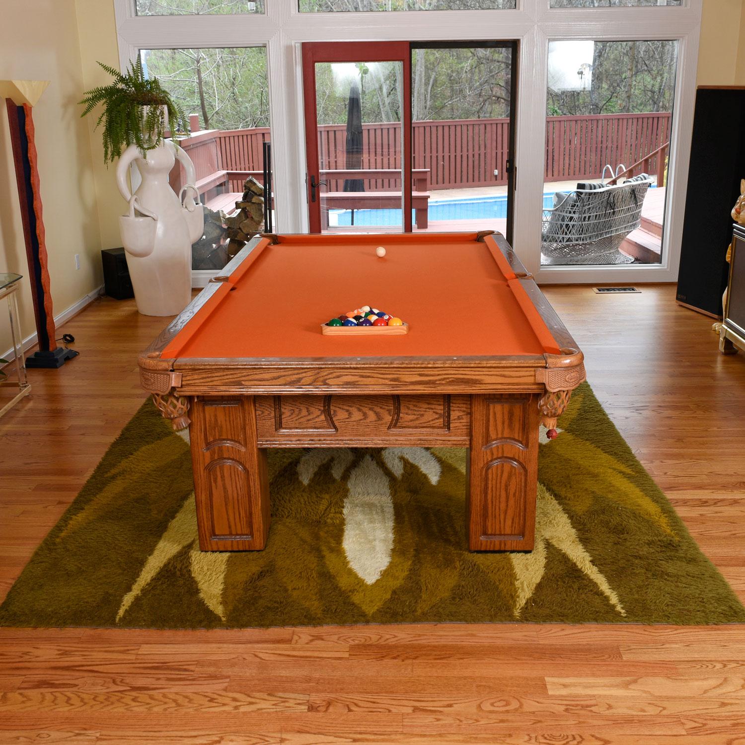 Mesa de billar profesional de roble de 9 pies de Camelot.  Este estilo monumental de los años 80 es intemporal.  Perfecto para el hogar, la oficina o espacios comerciales.  Esta mesa de 3 pizarras se ha mejorado recientemente con caucho nuevo y
