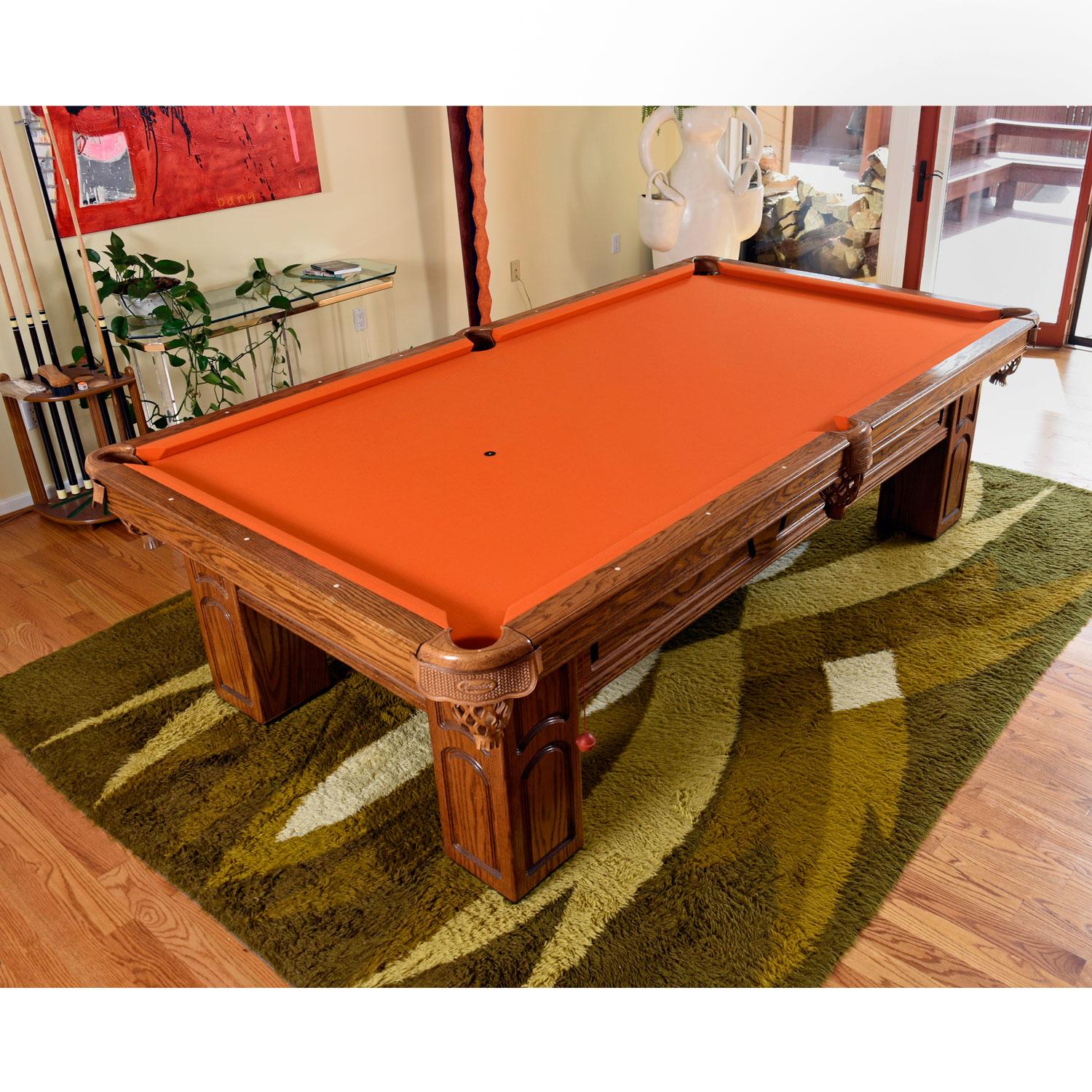 Mesa de billar de roble de 9 pies de los años 80 de Camelot con caucho nuevo y fieltro naranja Moderno en venta