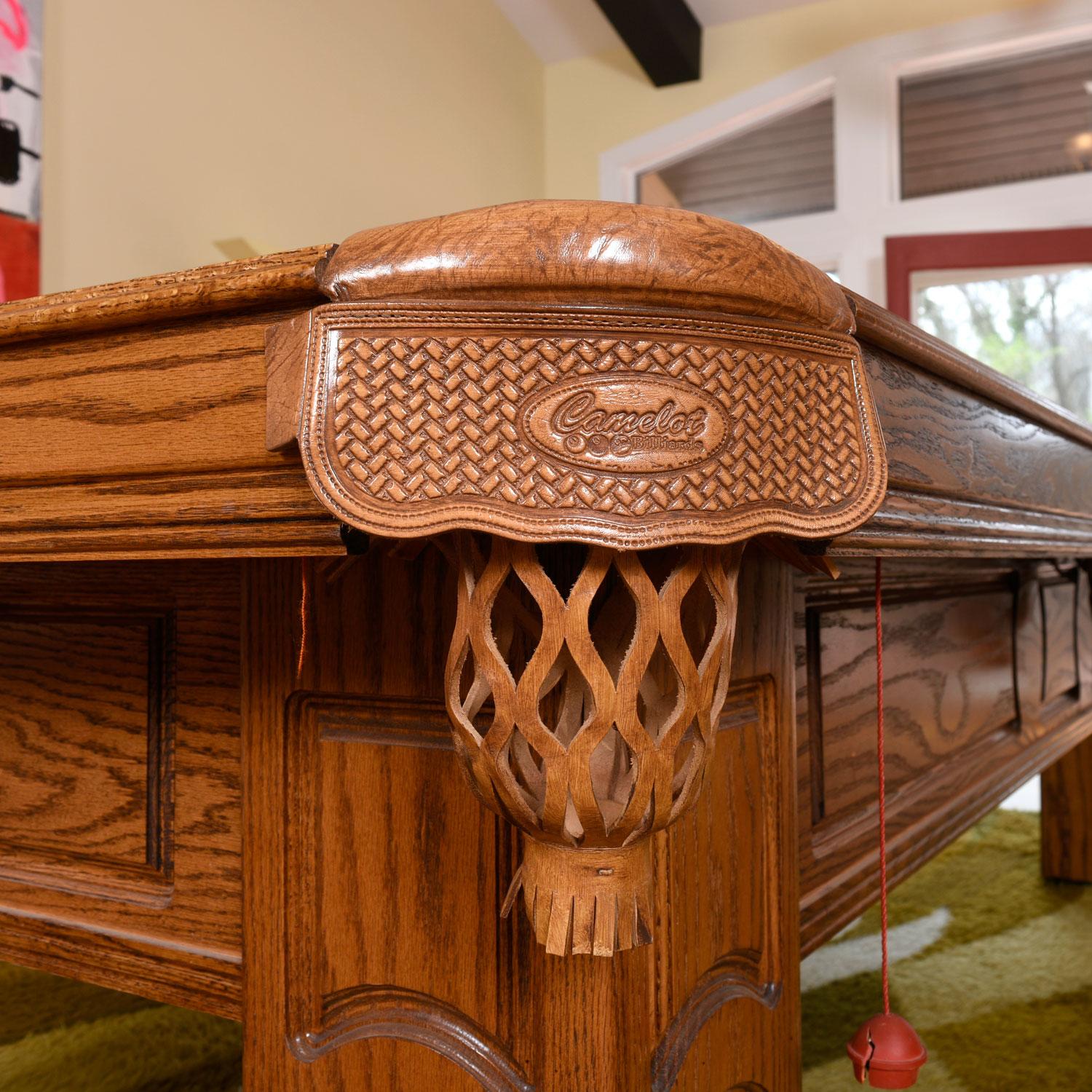 Mesa de billar de roble de 9 pies de los años 80 de Camelot con caucho nuevo y fieltro naranja Fieltro en venta