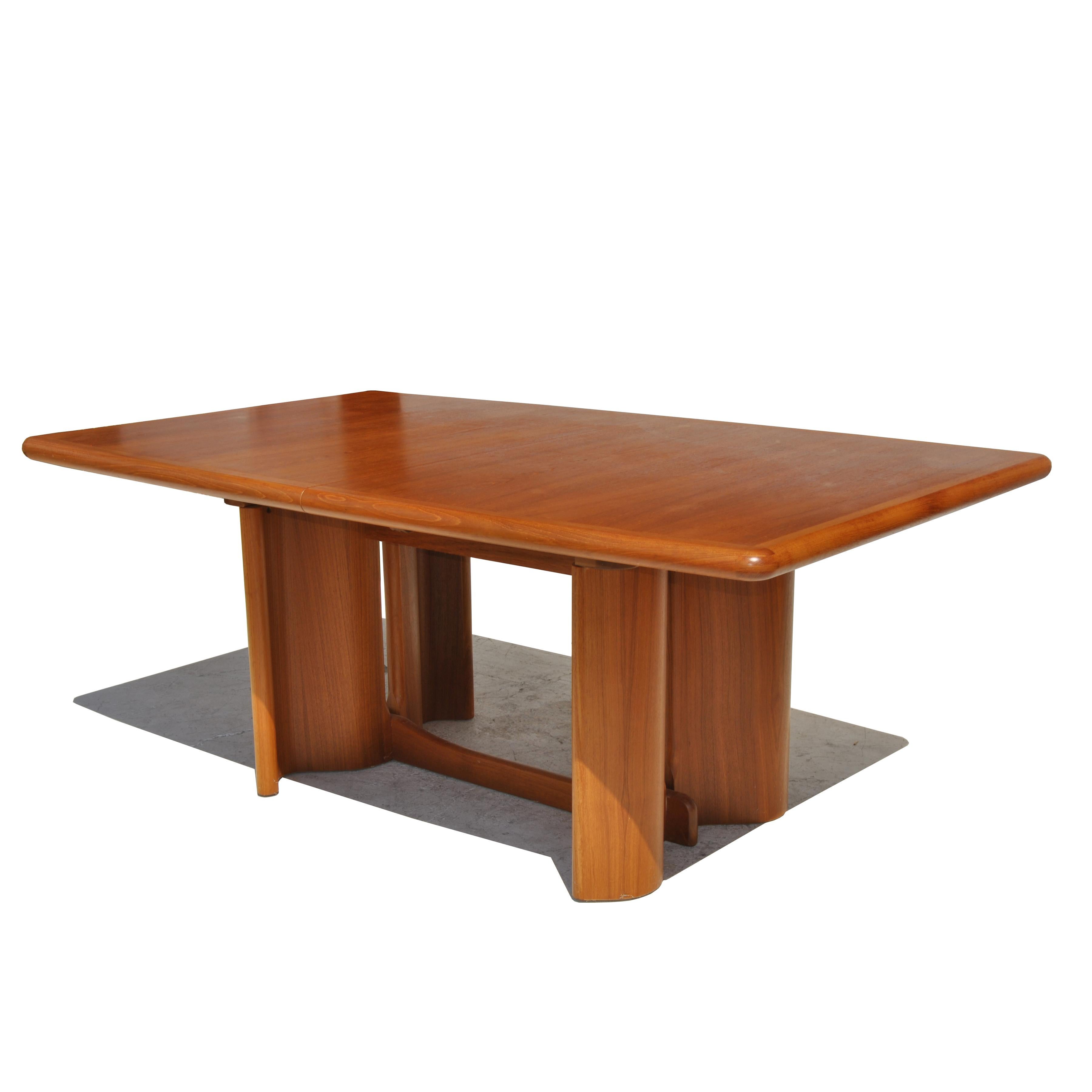 Ansager Moebler

9 FT Ansager Moebler teak dining conference table,
1980s

Made in Denmark

Midcentury Danish modern teak dining table with sculpted base and boat-shaped tabletop.

Teak table expands from 71