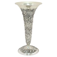 9 in - Sterlingsilber S. Kirk & Son Antike florale Repousse-Vase mit Blumenmuster 1896-1924