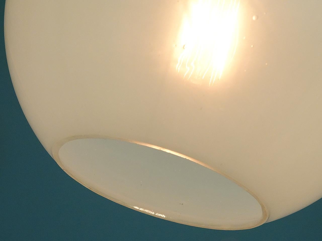 Diese eleganten mundgeblasenen Lampenschirme sind aus Vaselineglas und weisen die Merkmale von handgefertigtem Glas auf. Sie haben ein schönes, gleichmäßiges und warmes Licht ohne Glühfadenglanz. Die Leuchte hat einen interessanten, schweren