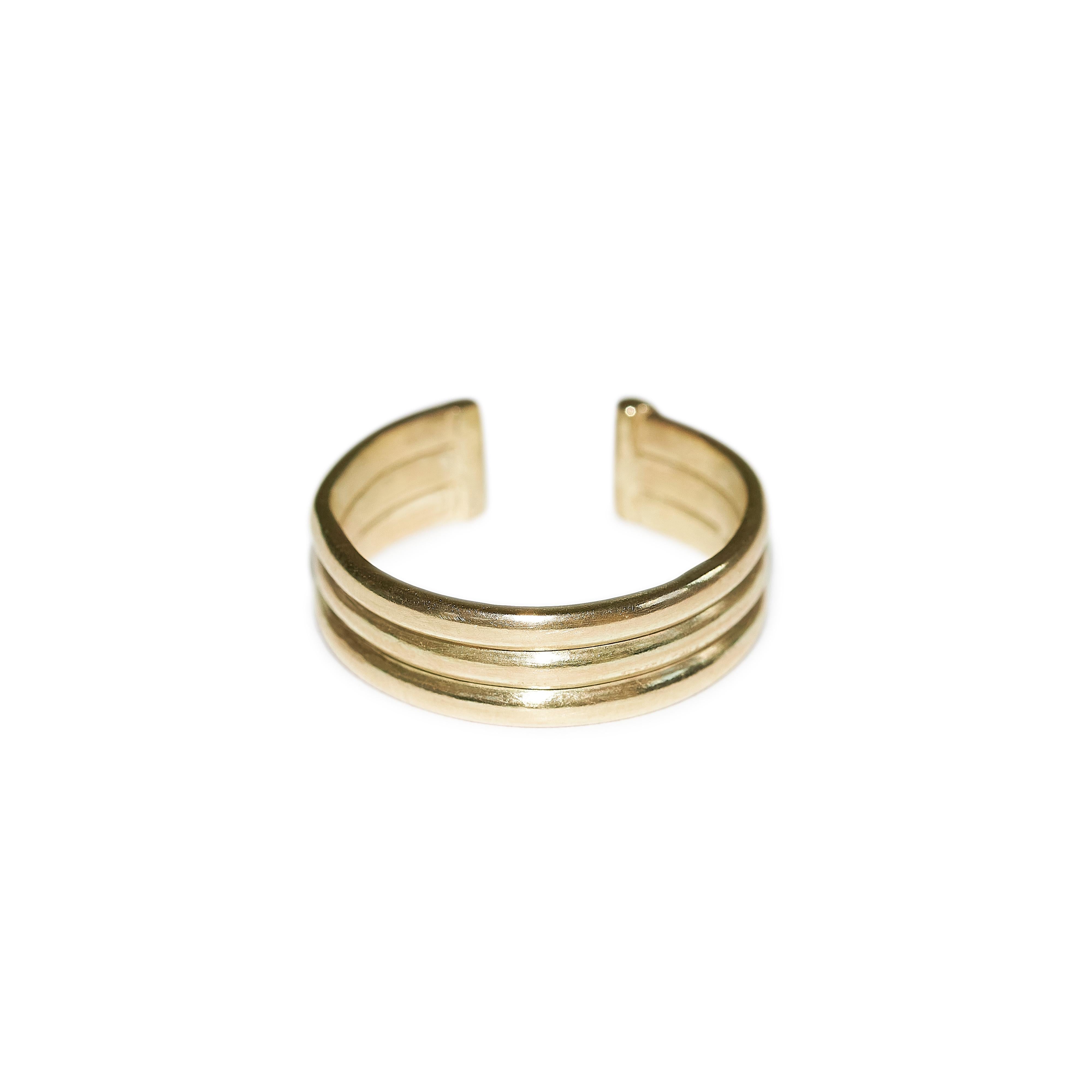 For Sale:  9 Karat Adjustable Column Ring 6