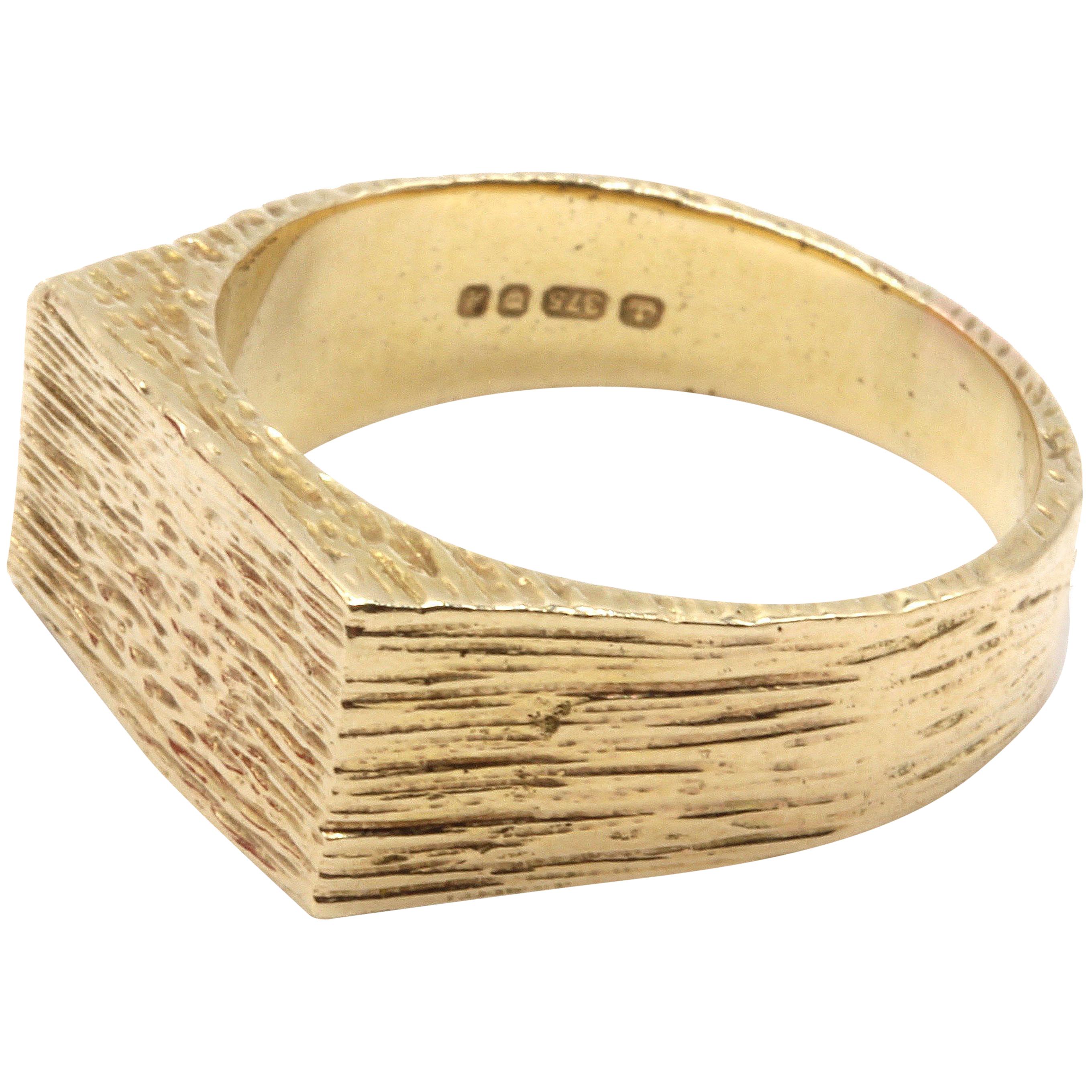 9 kt Bark Effect Yellow Gold Signet Ring with Rectangular Cartouche