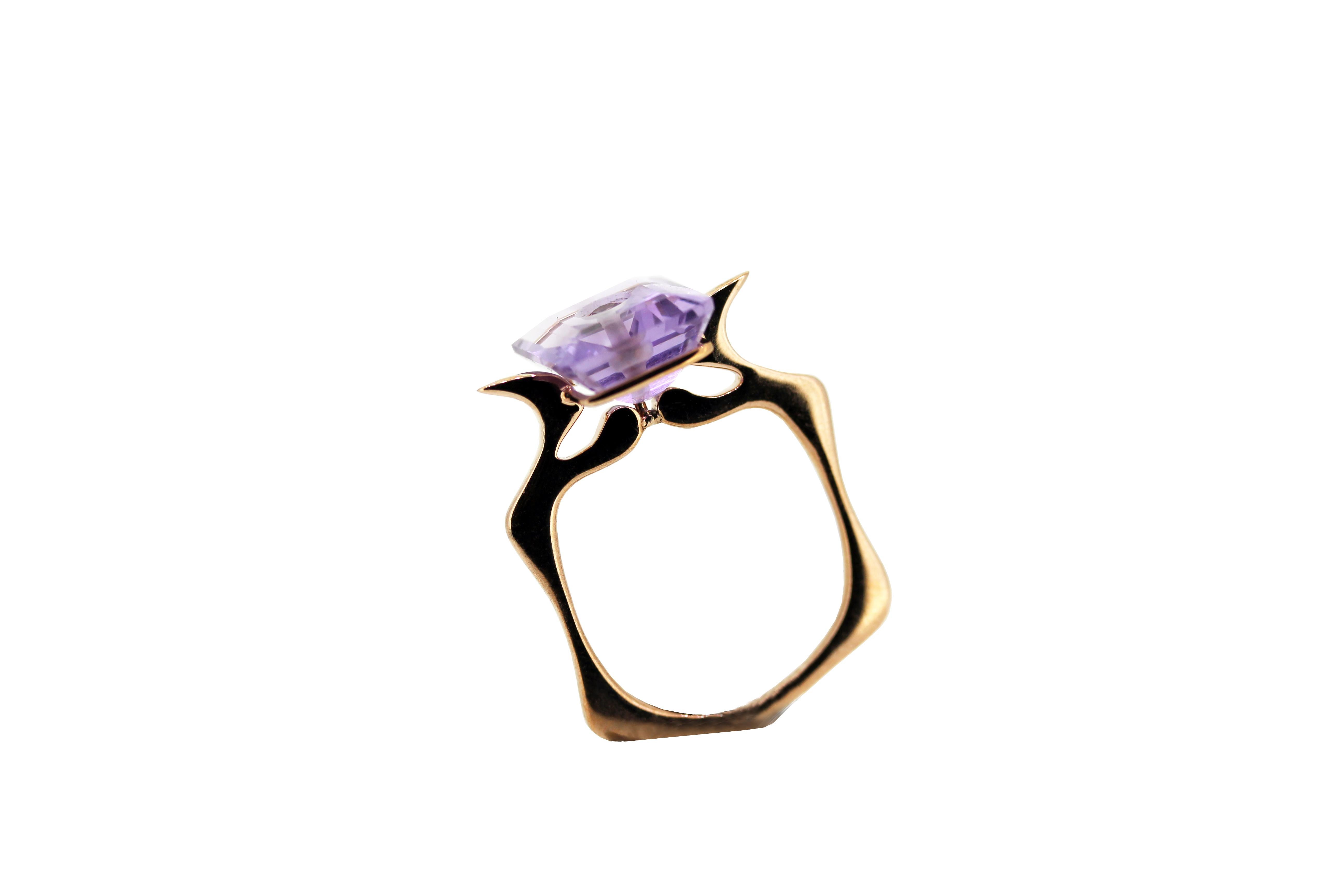 This modern handmade British-London Hallmarked 9 karat yellow gold ring, set with natural amethyst and ruby is from MAIKO NAGAYAMA's one of the Pret-a-porter Collection called 