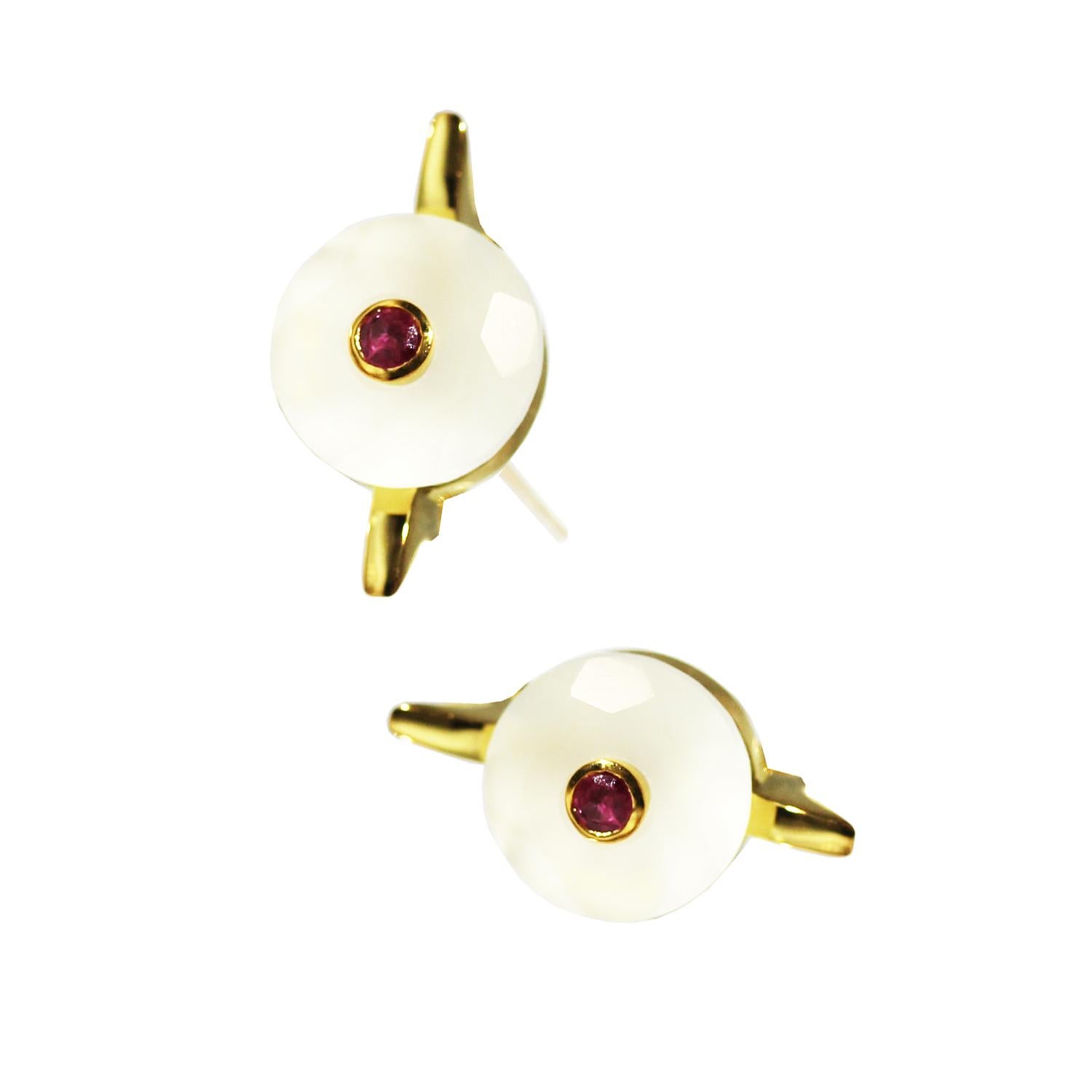 This modern handmade British 9 karat yellow gold earring studs, set with lapis lazuli and natural ruby in the center is from MAIKO NAGAYAMA's one of the Pret-a-porter Collection called 