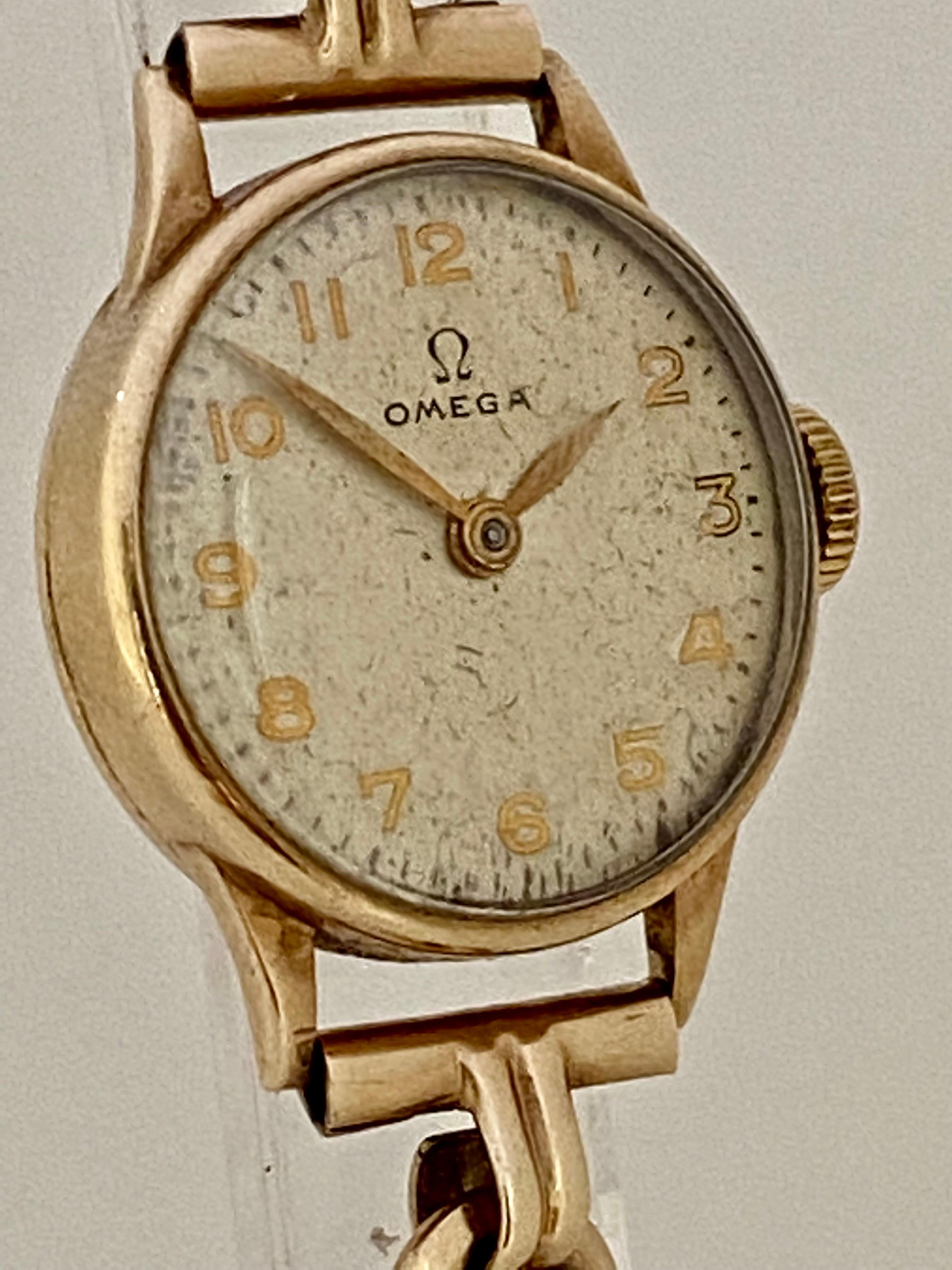 This beautiful pre-owned 20mm diameter gold hand winding watch is in good working condition and is running well (It keeps a good time). Visible signs of ageing and wear with light marks on the the watch case surface. The beige dial has aged as